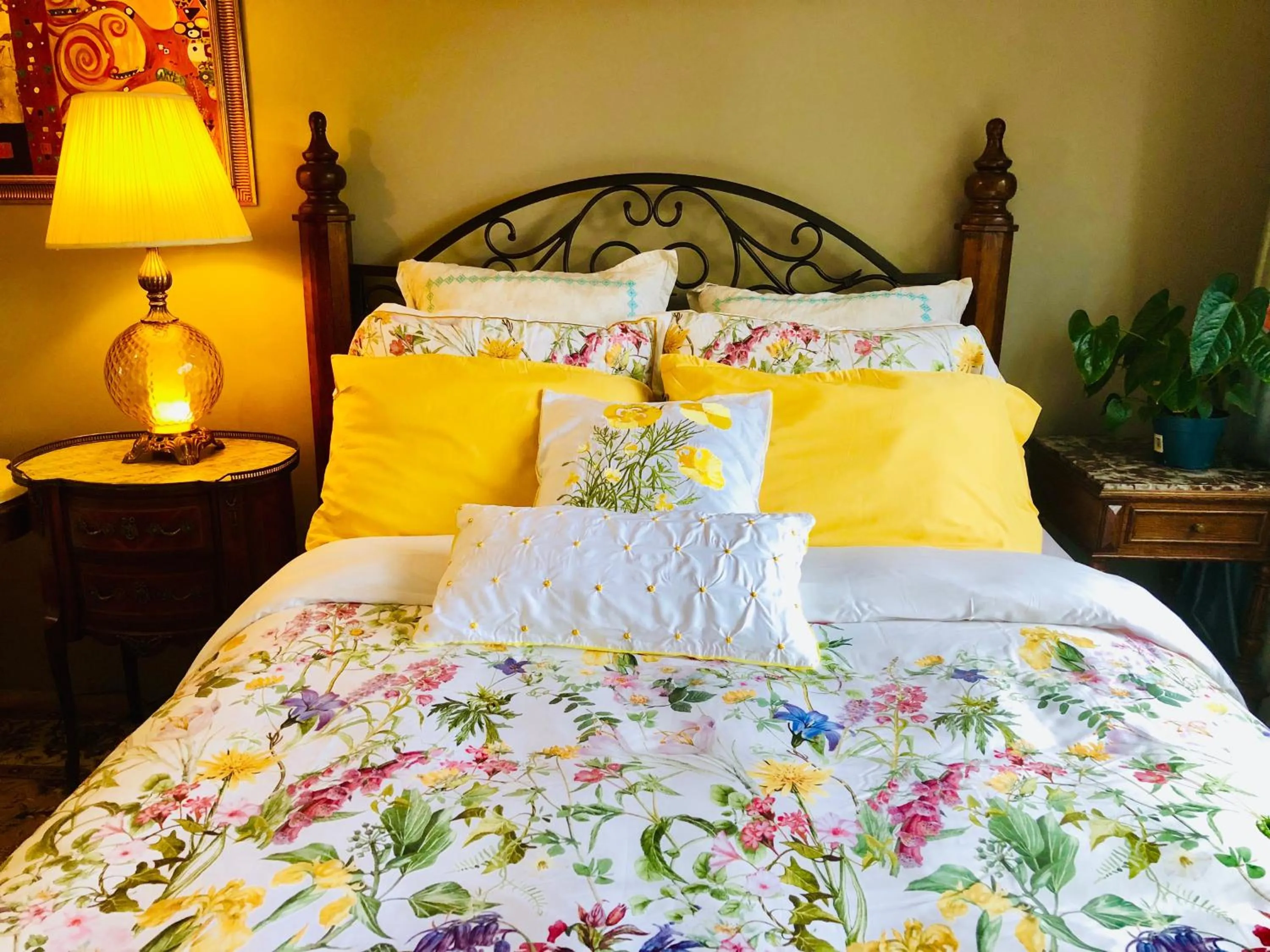 Bed in The Sunshine House-Free Parking