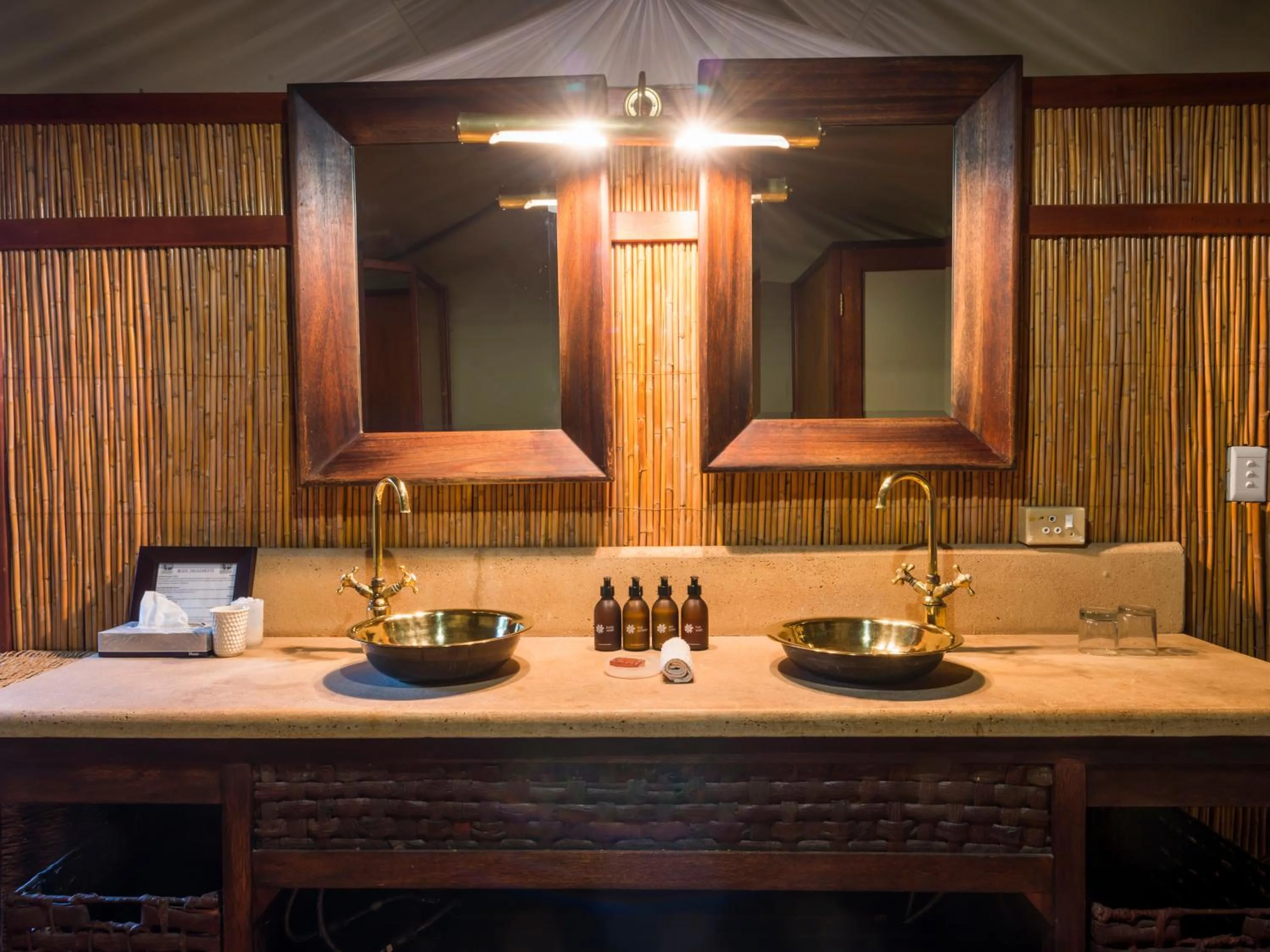 Bathroom in aha Thakadu River Camp