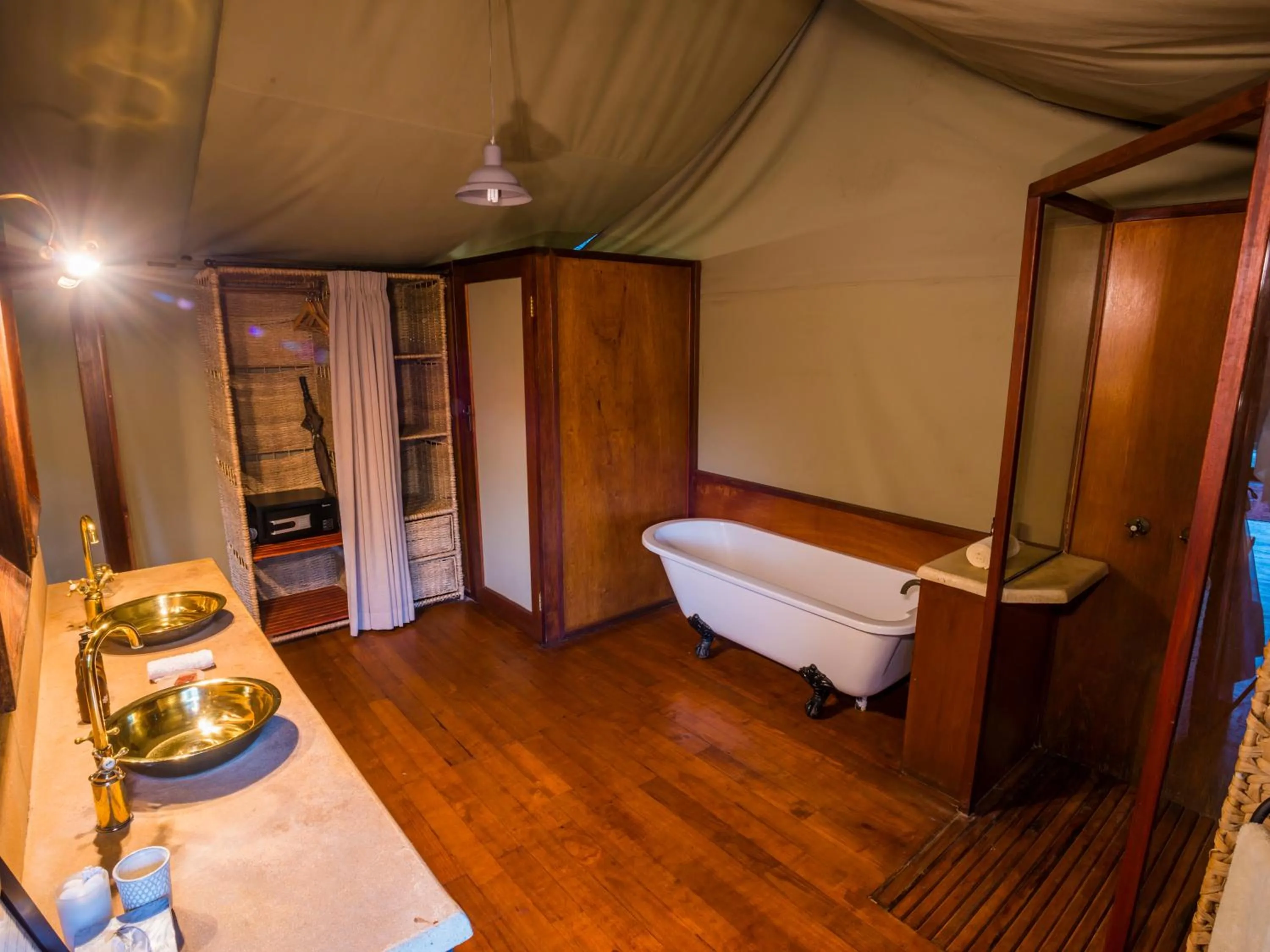 Shower, Bed in aha Thakadu River Camp