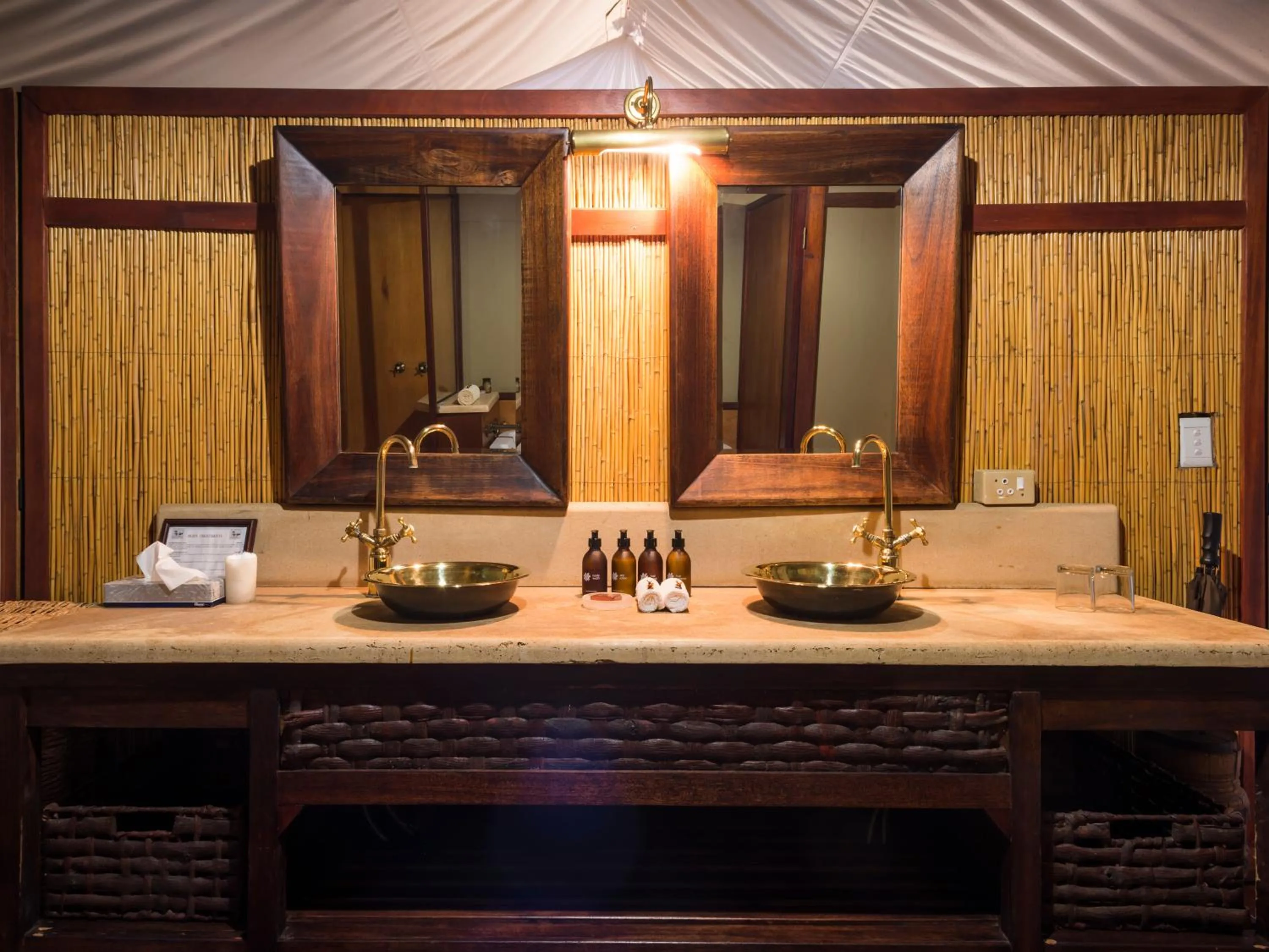 Bathroom in aha Thakadu River Camp