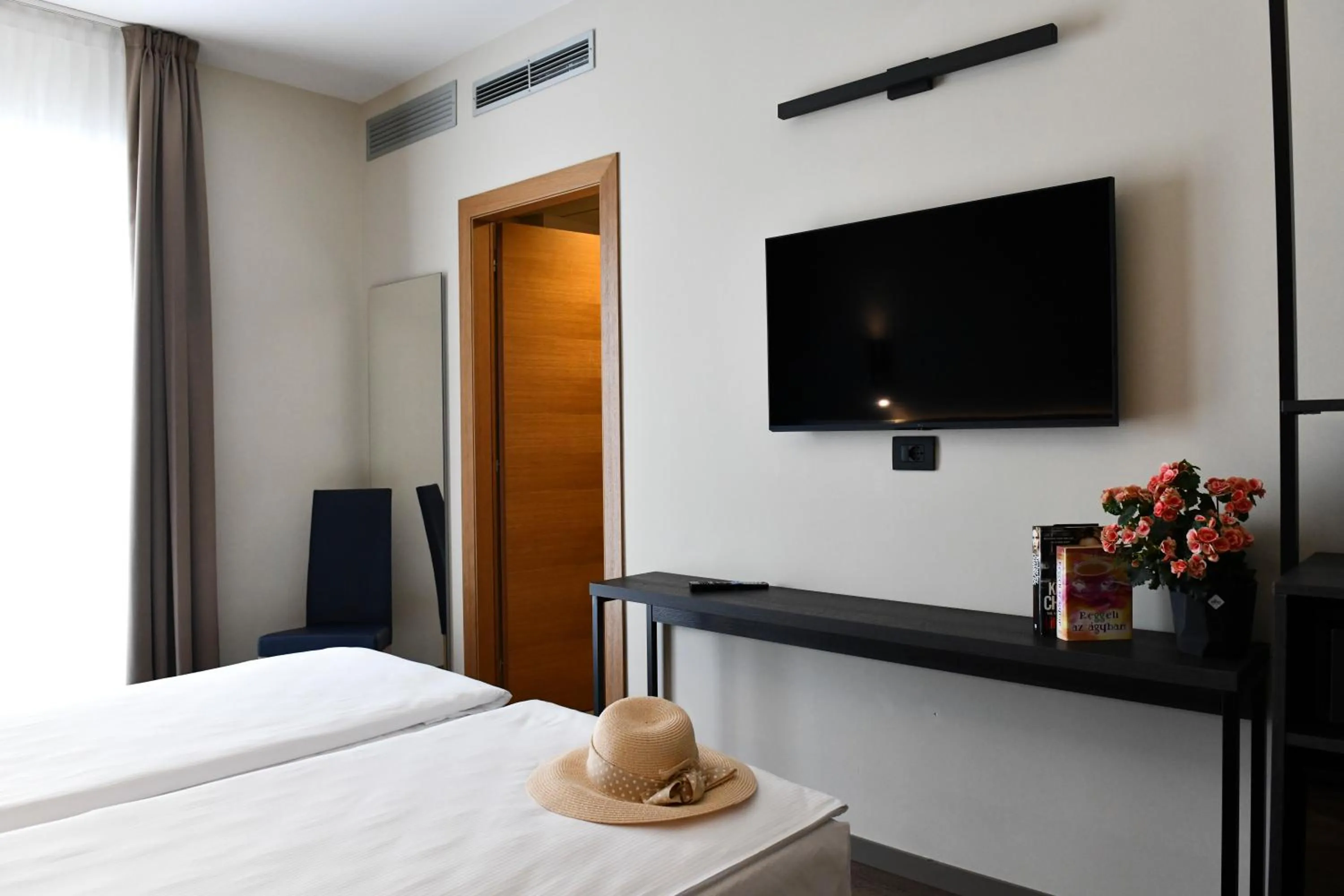 Photo of the whole room, Bed in Hotel Eden