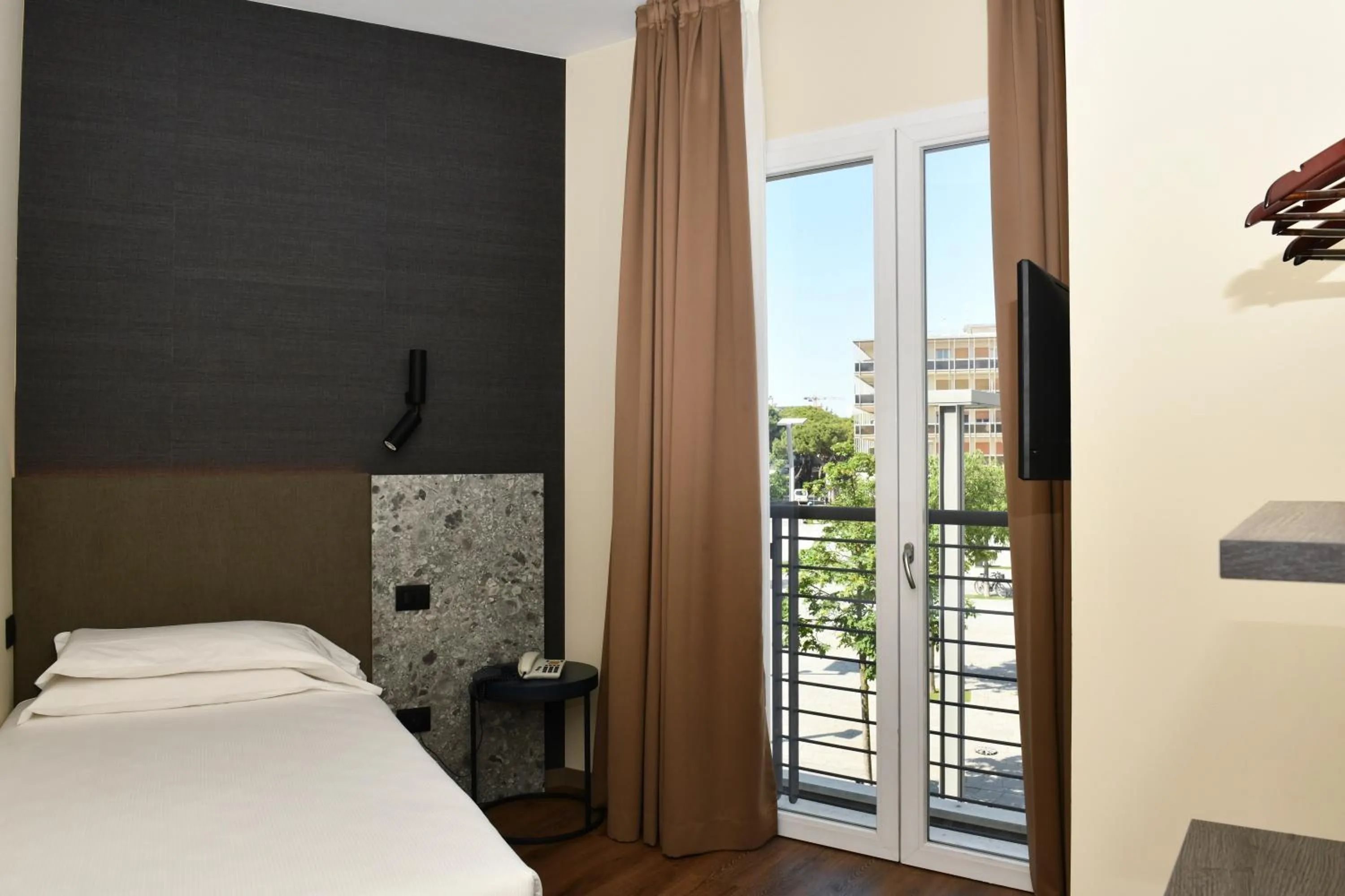 City view, Bed in Hotel Eden