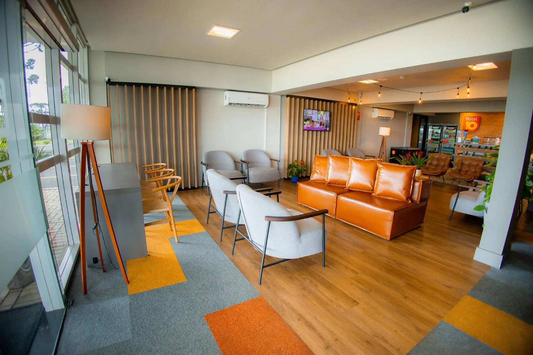 Communal lounge/ TV room in Hotel 10 Curitiba