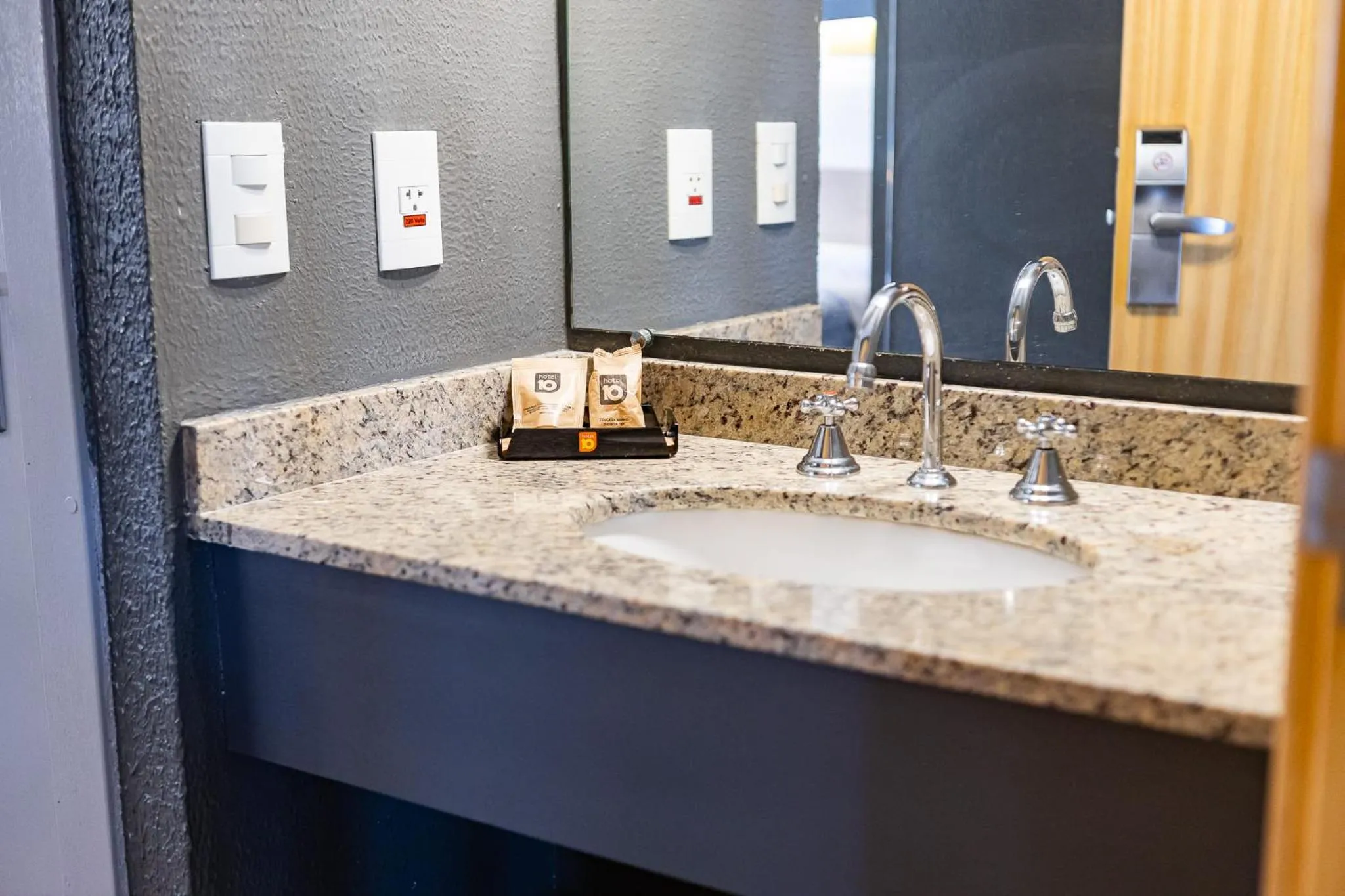 Bathroom in Hotel 10 Curitiba