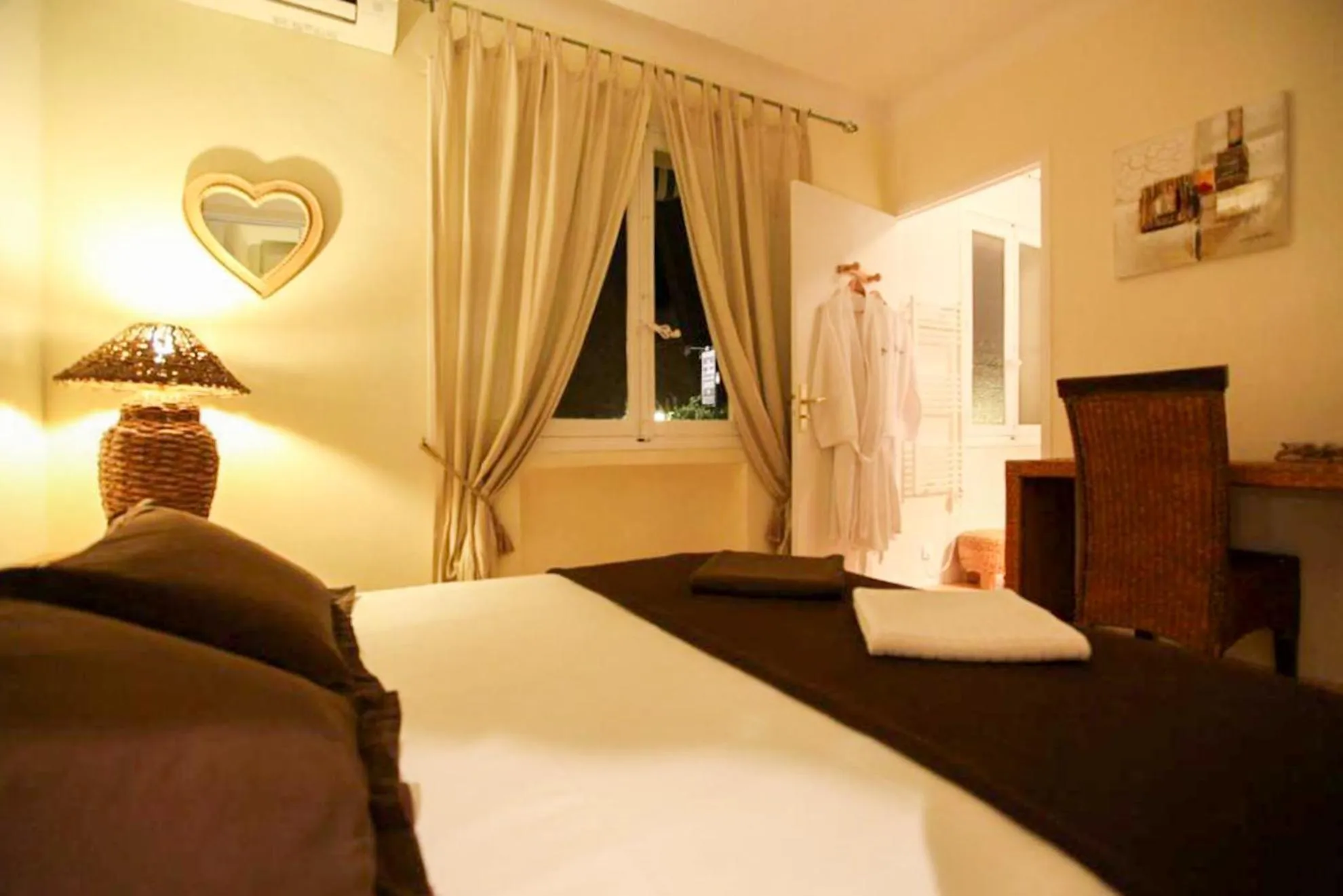 Bed in Hôtel Villa Maya - Golfe de Saint-Tropez