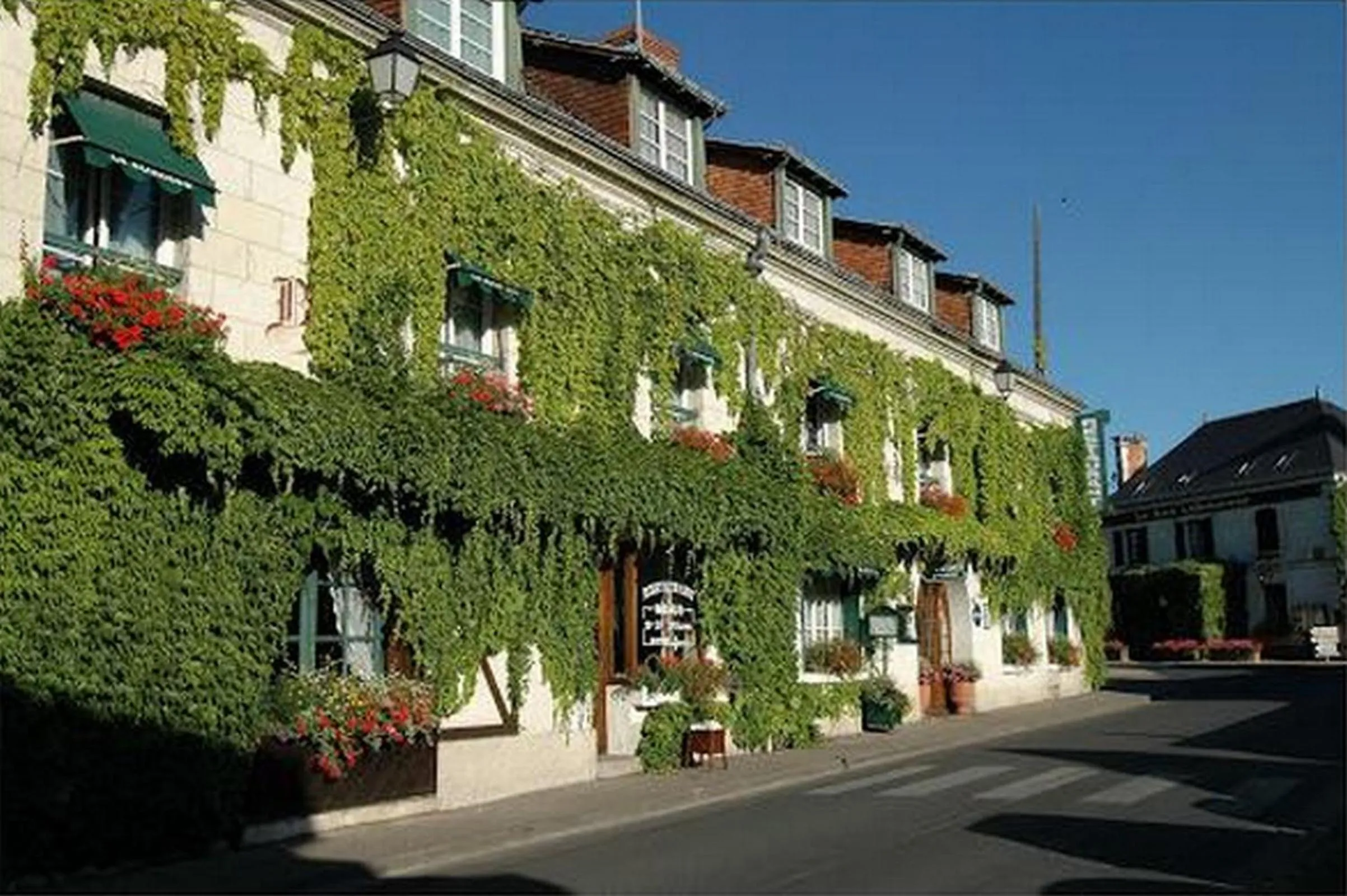 Facade/entrance in Hotel La Roseraie