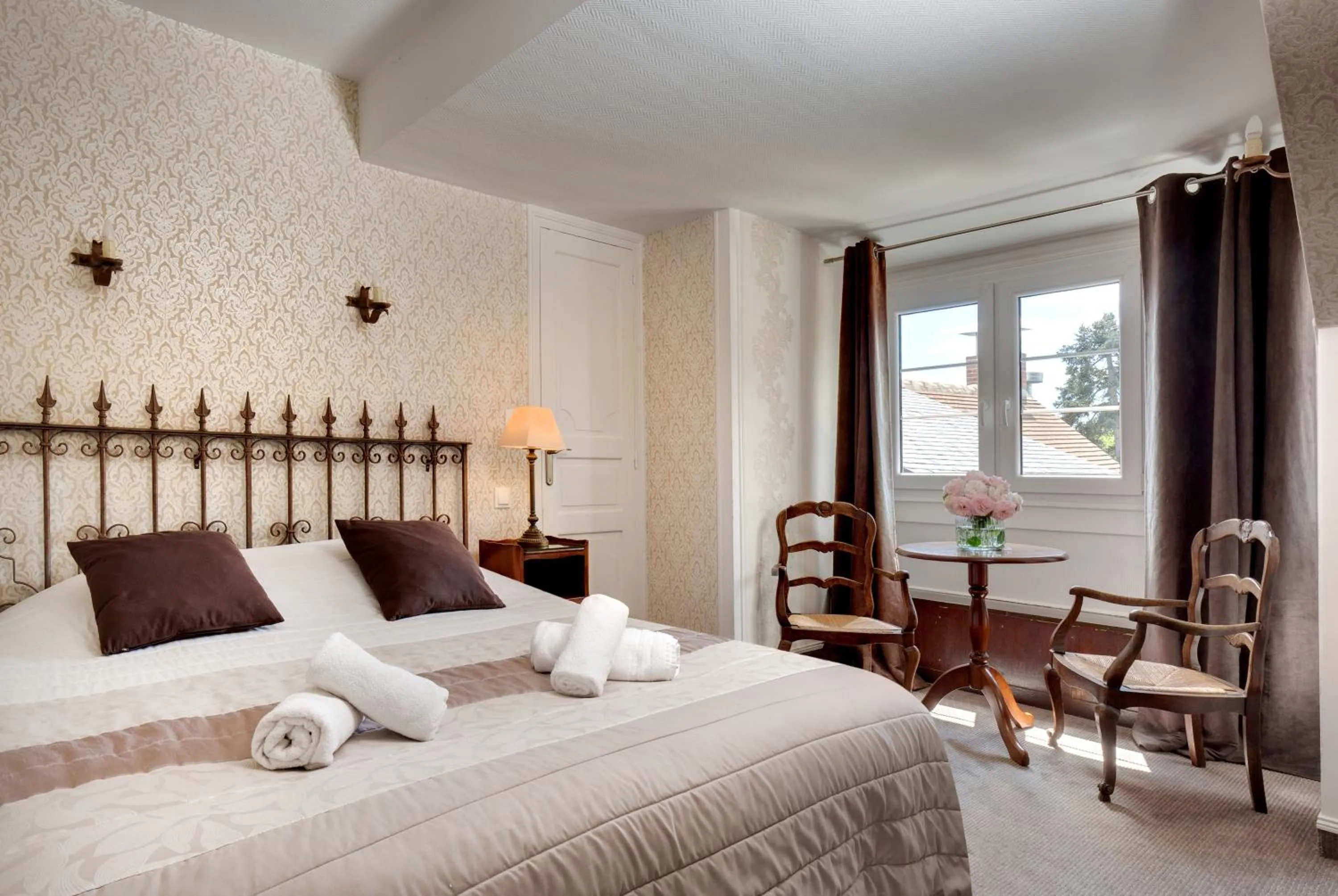 Bed in Hotel La Roseraie