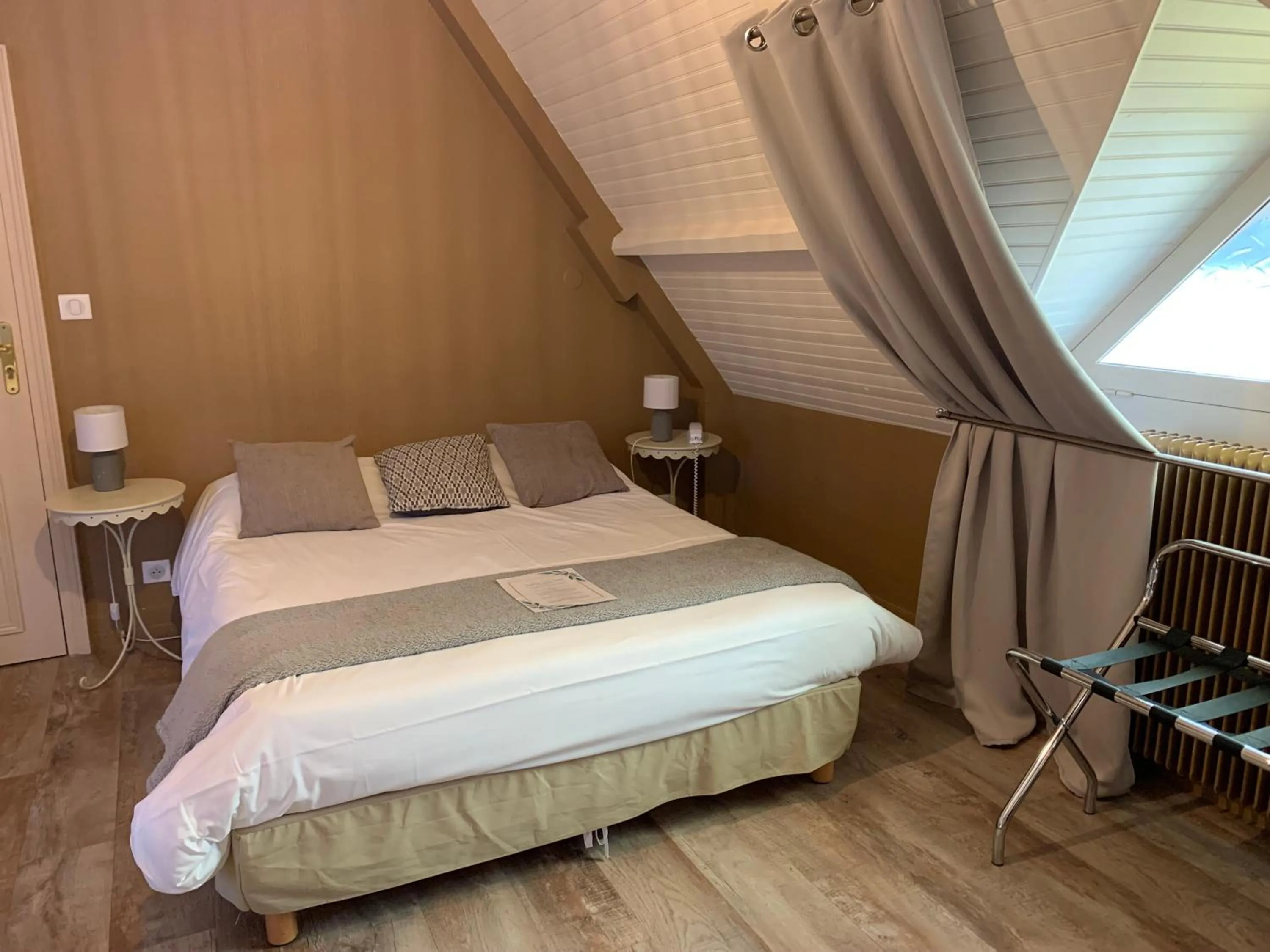 Bed in Hotel La Roseraie