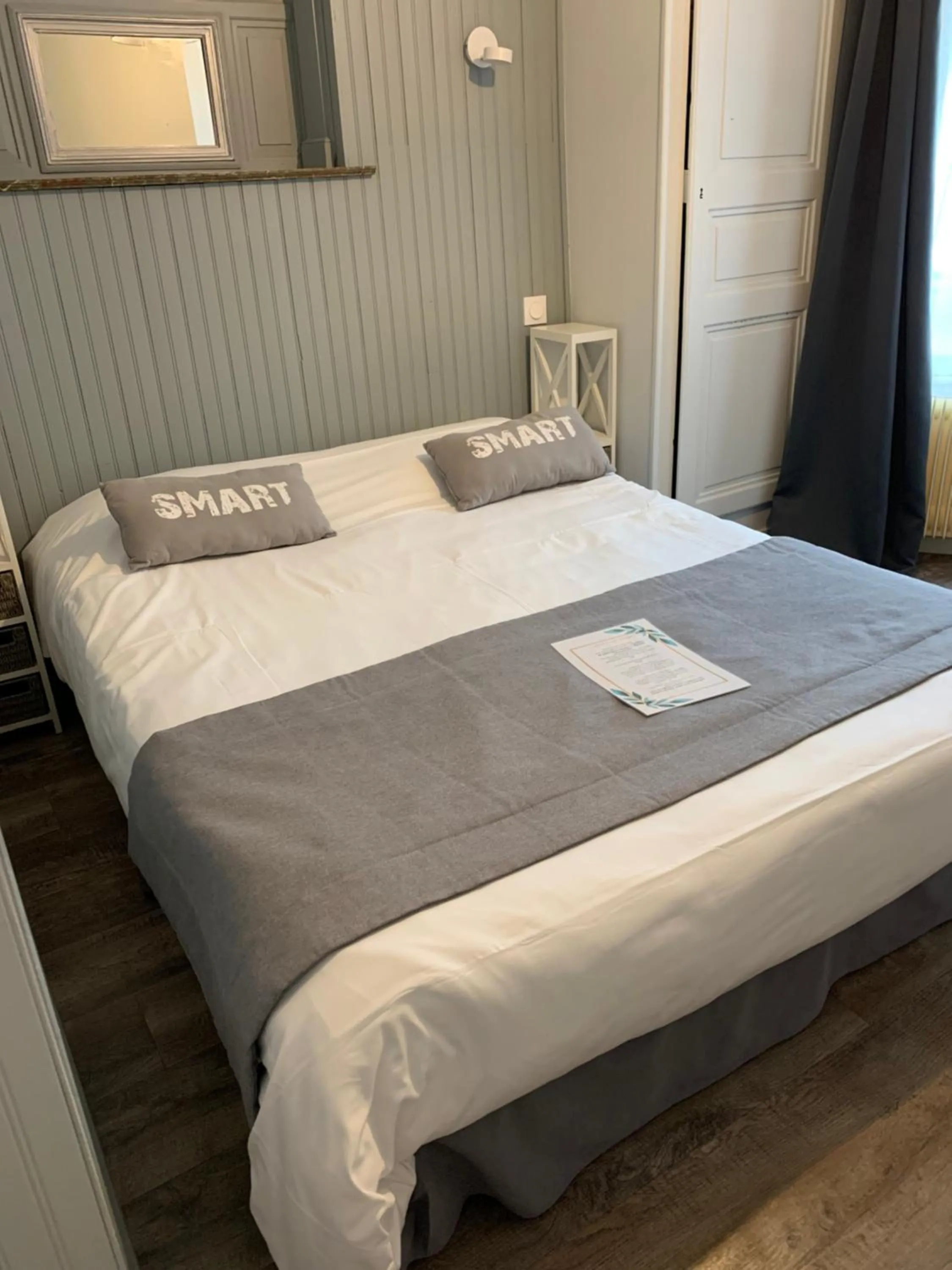 Bed in Hotel La Roseraie