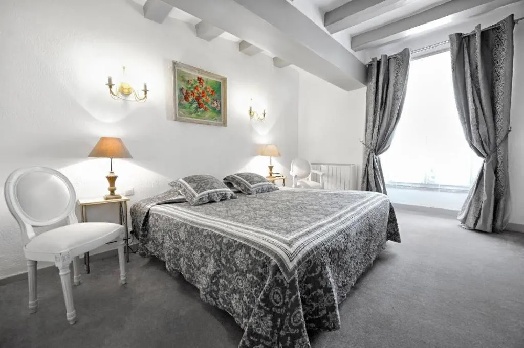 Bed in Hotel La Roseraie