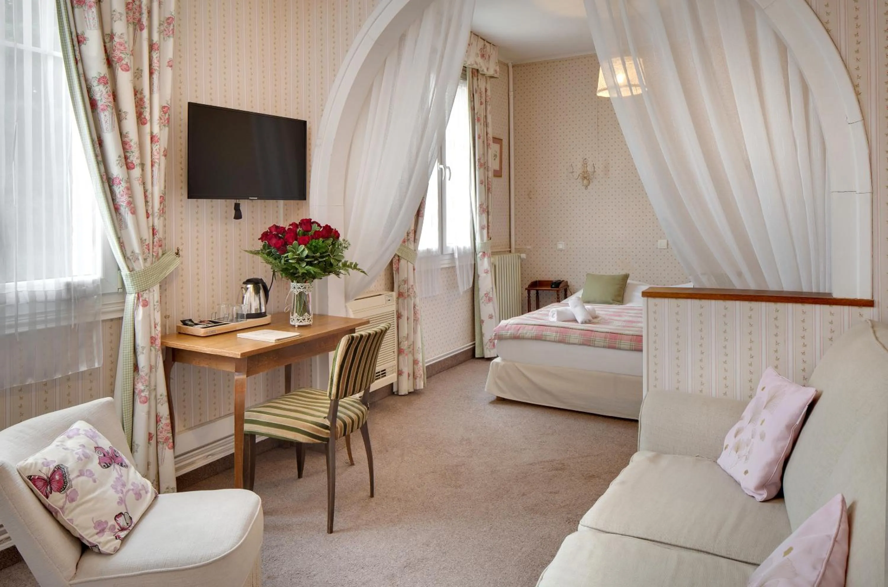 Bed in Hotel La Roseraie