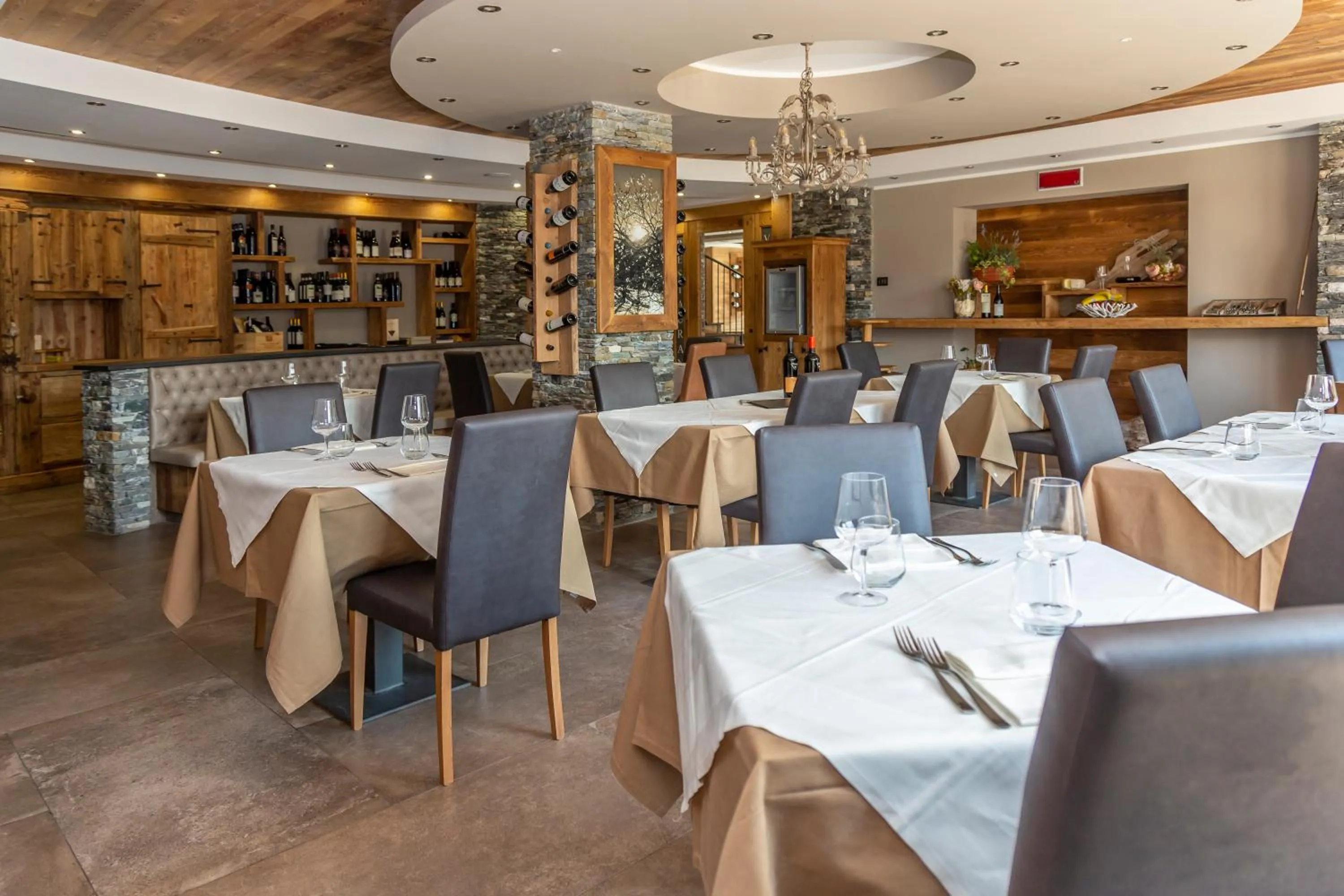 Restaurant/places to eat in Hotel K2