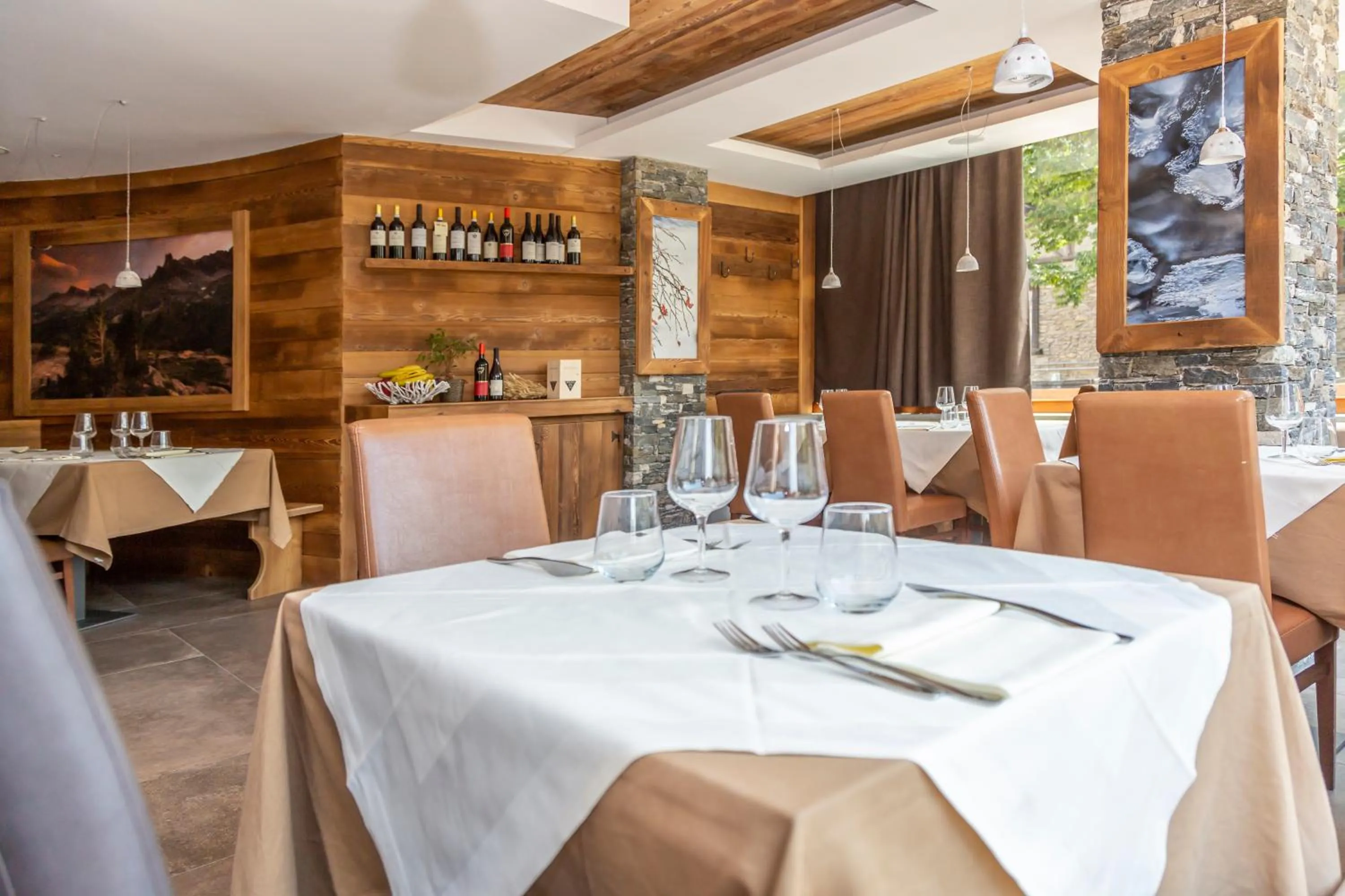 Restaurant/places to eat in Hotel K2