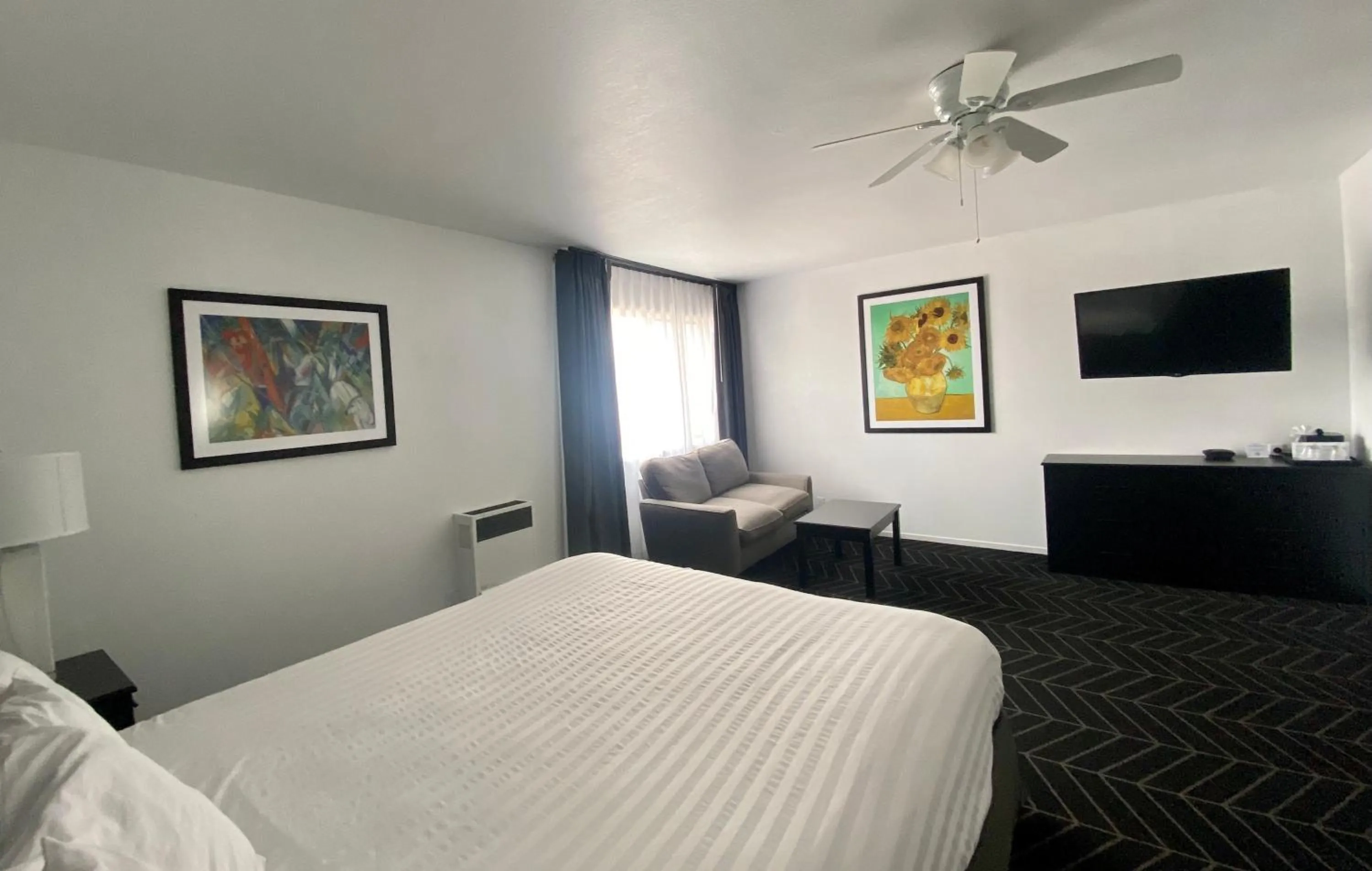 Bedroom, Bed in Masterpiece Hotel