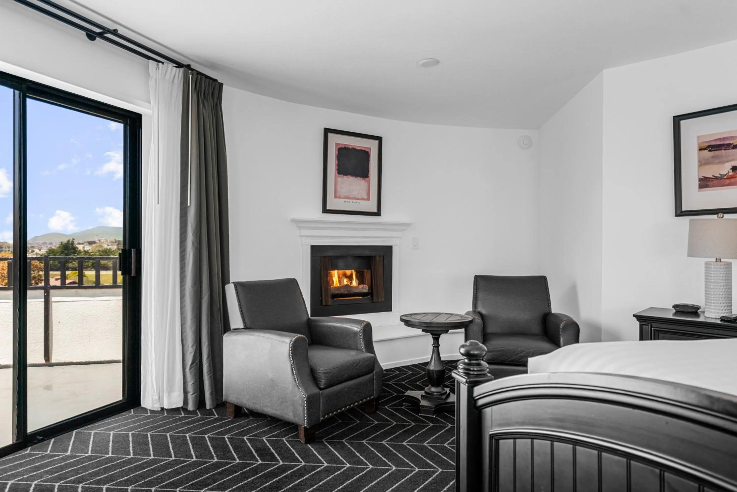 fireplace, Bed in Masterpiece Hotel