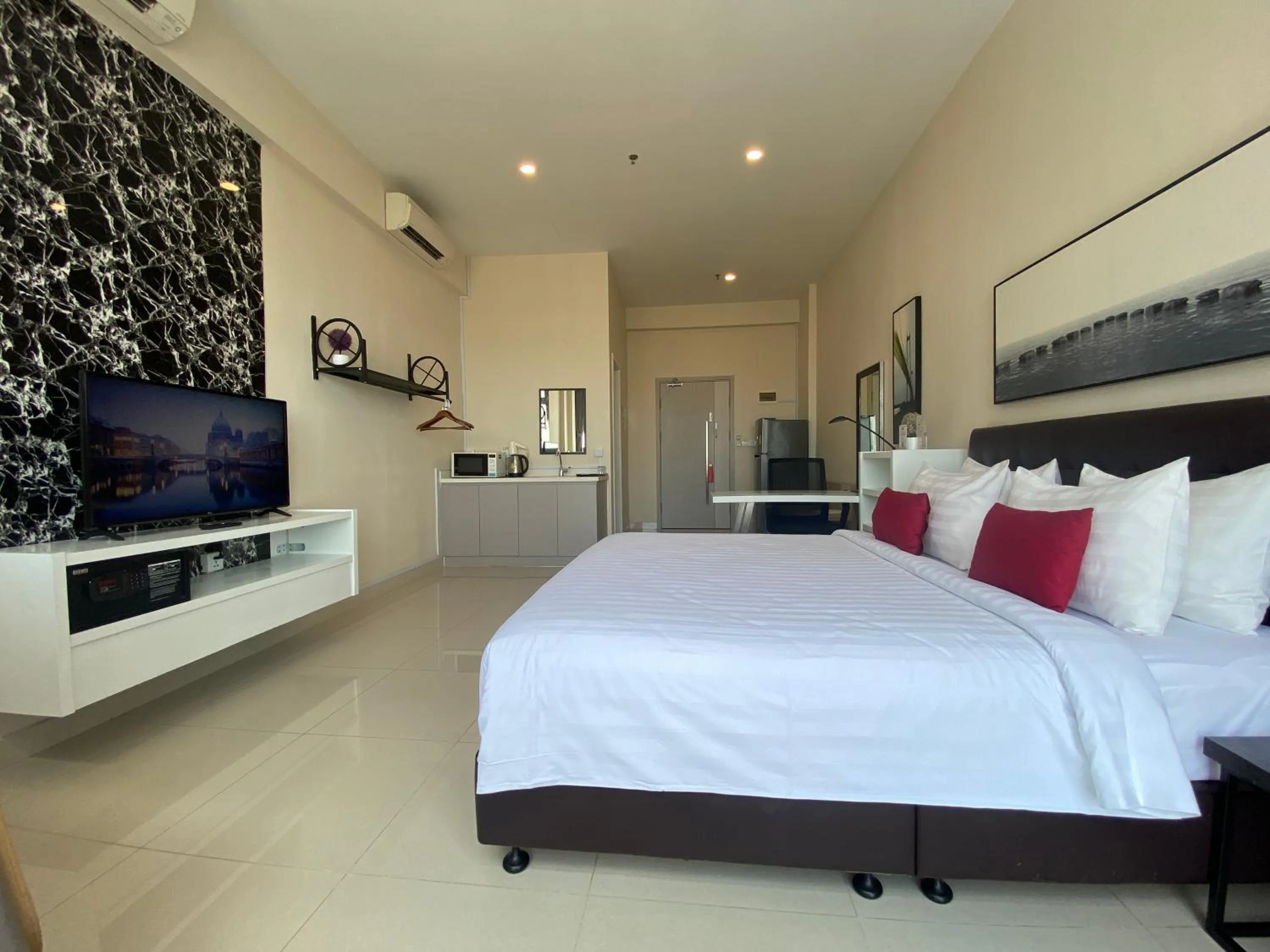 Bedroom, Bed in The Bridge Club