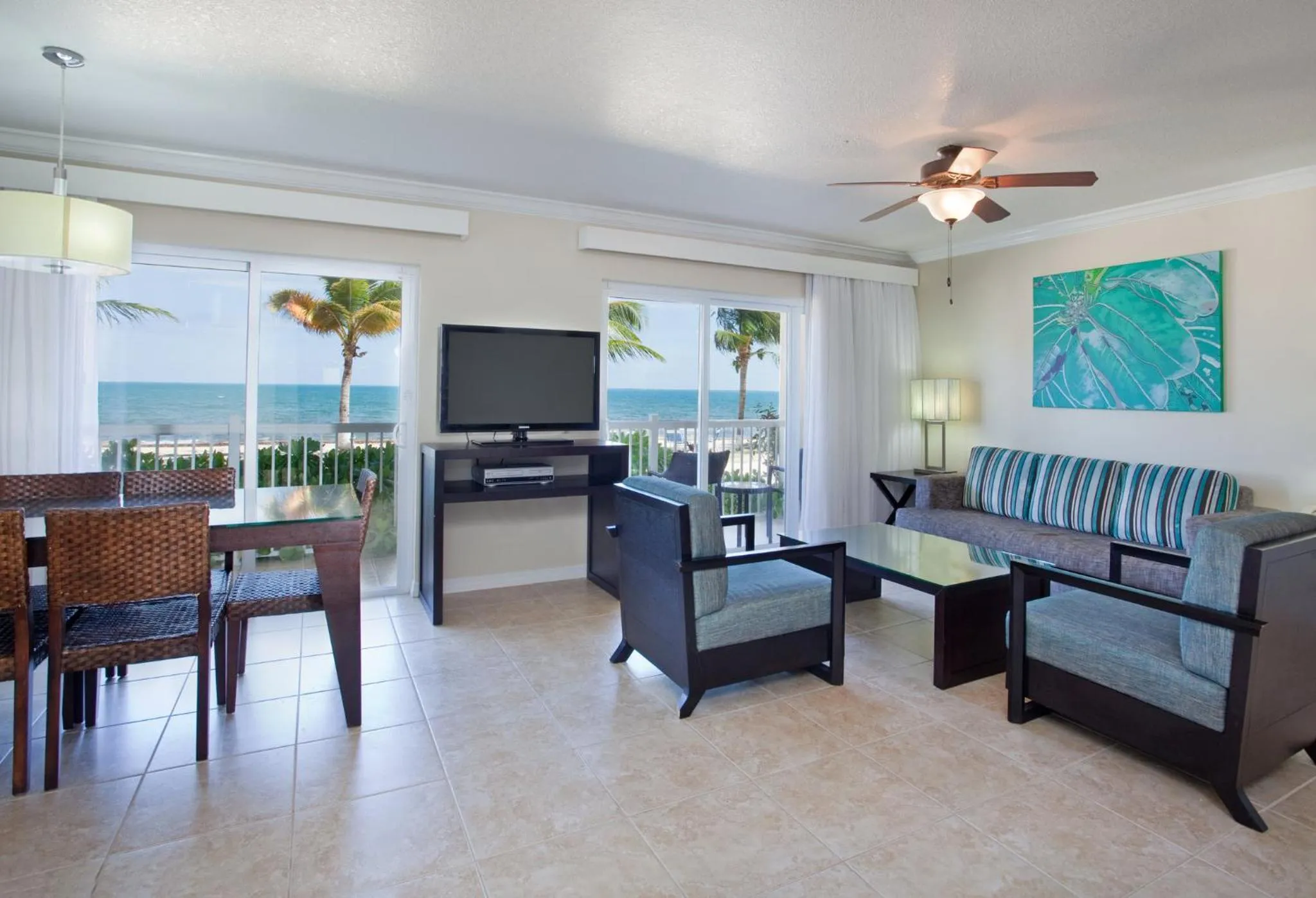 Photo of the whole room in Holiday Inn Resort Grand Cayman by IHG