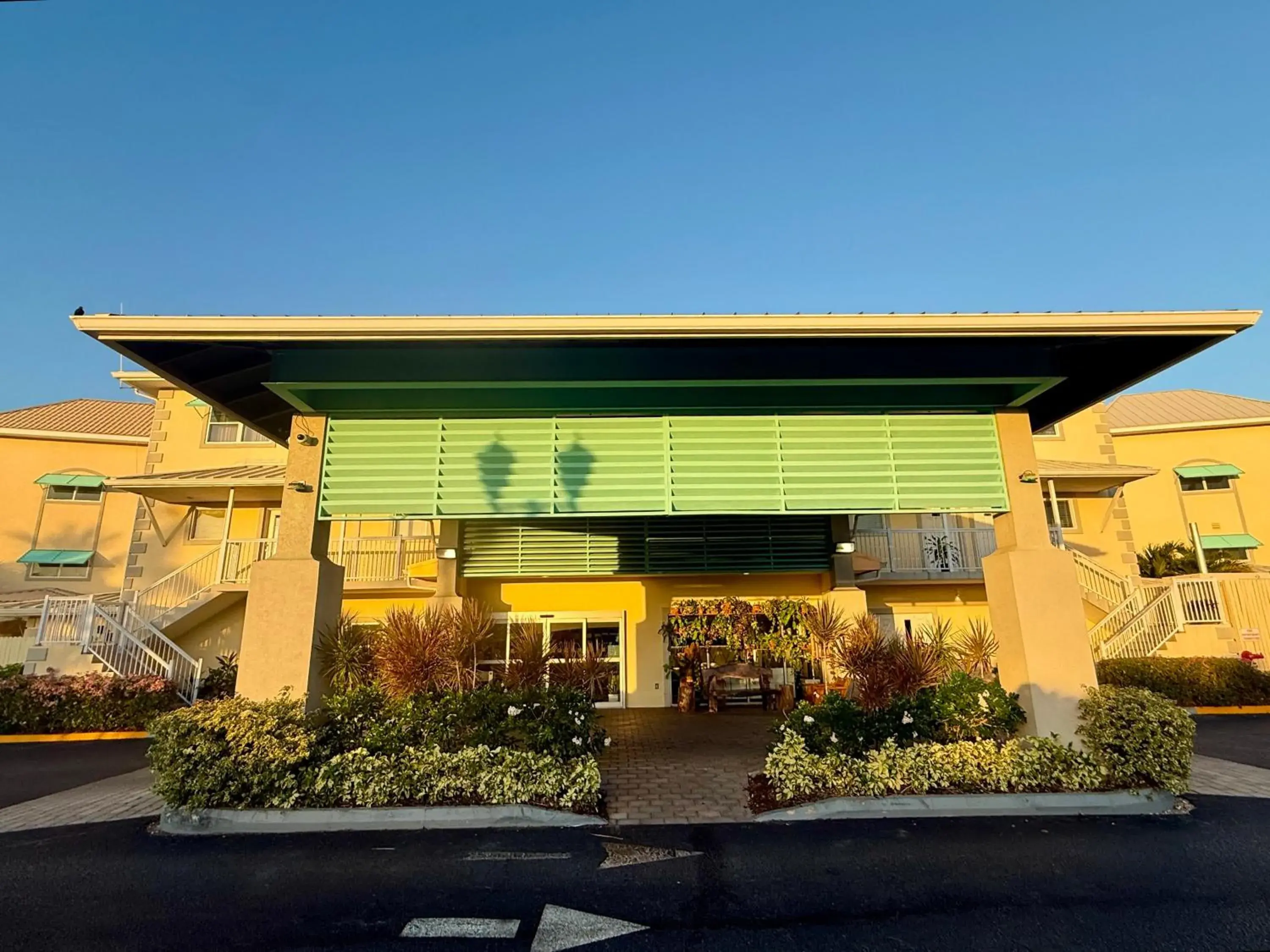 Property building in Holiday Inn Resort Grand Cayman by IHG Property building in Holiday Inn Resort Grand Cayman by IHG