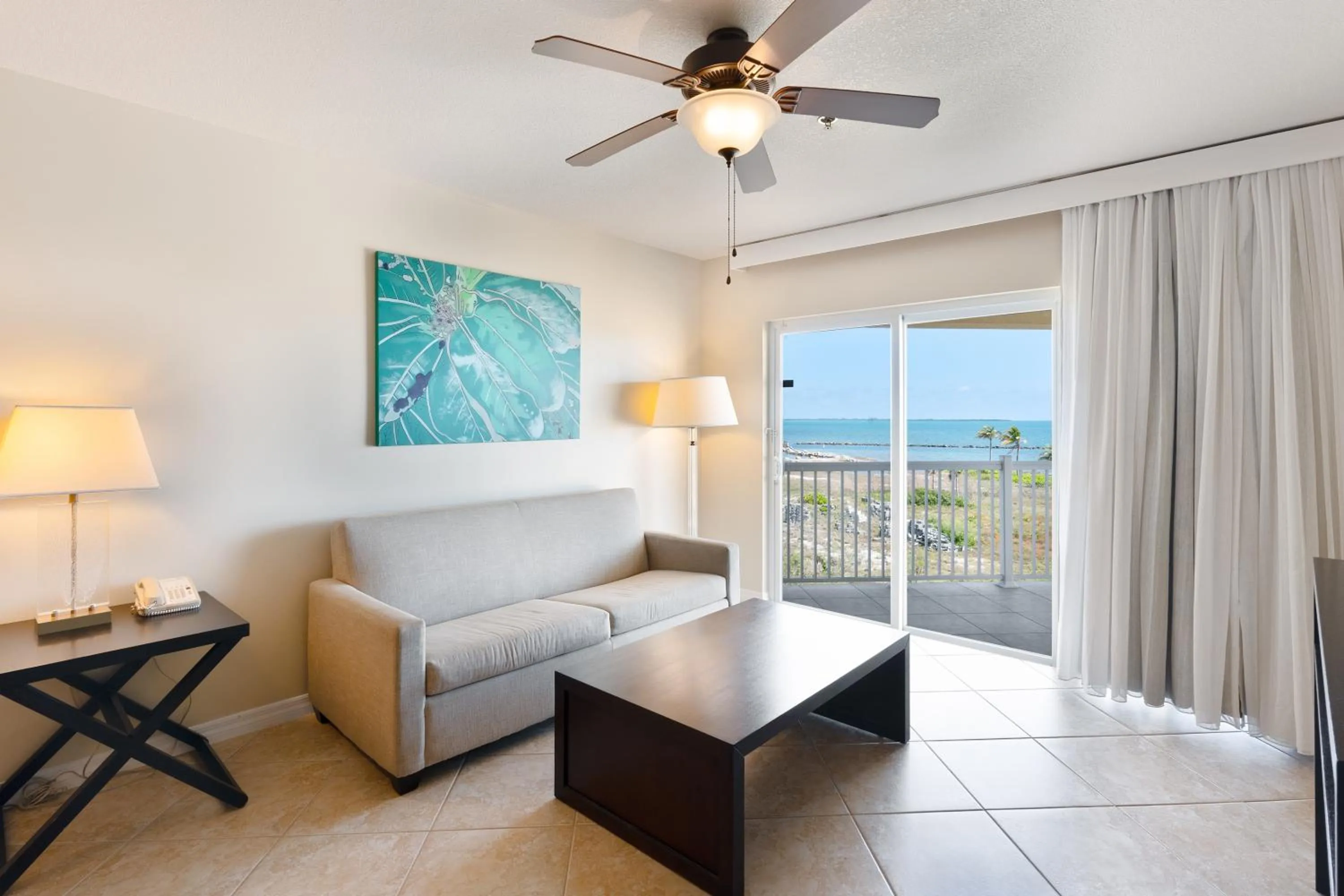 Living room in Holiday Inn Resort Grand Cayman by IHG