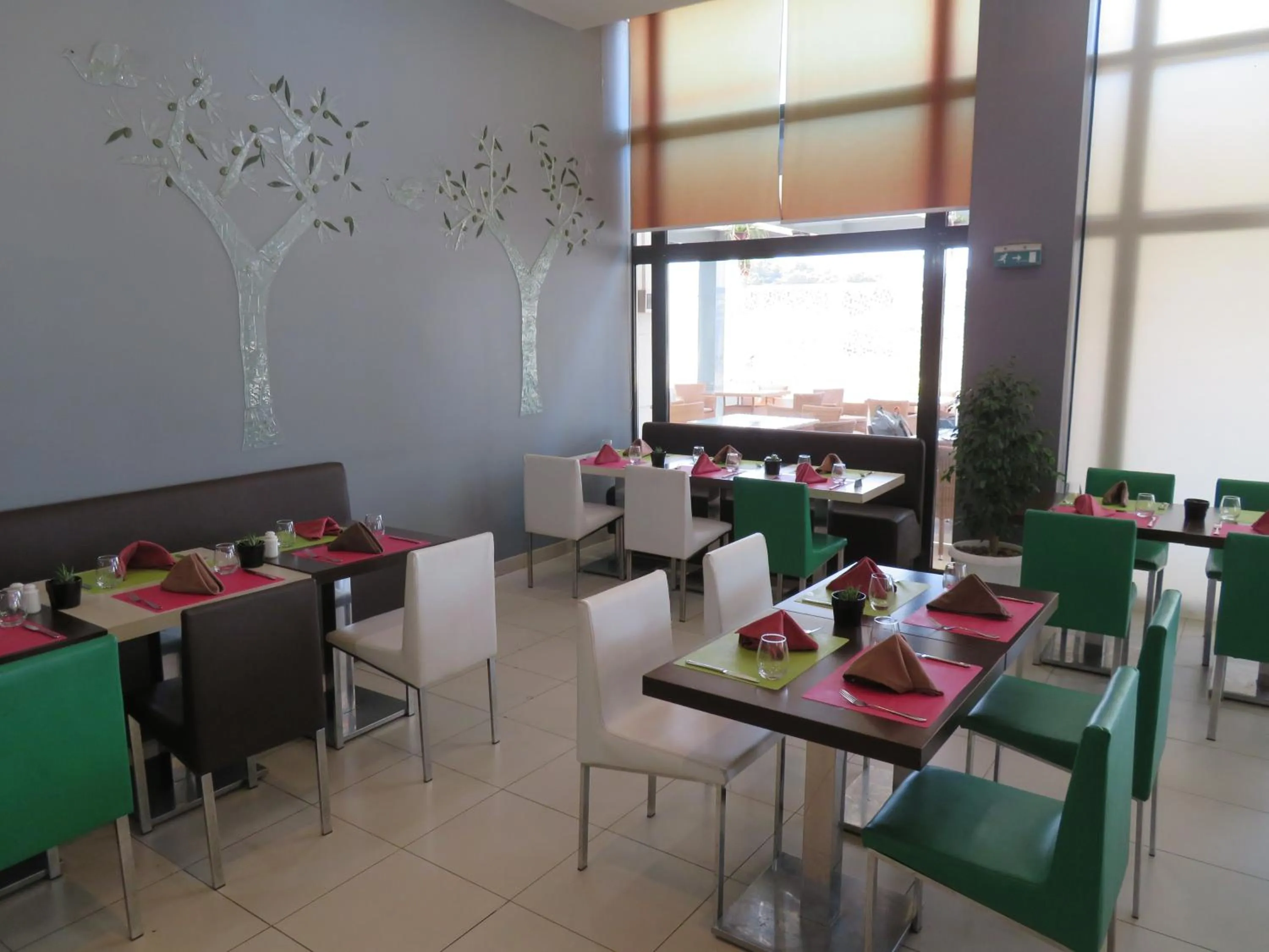Restaurant/places to eat in ibis Oran les Falaises