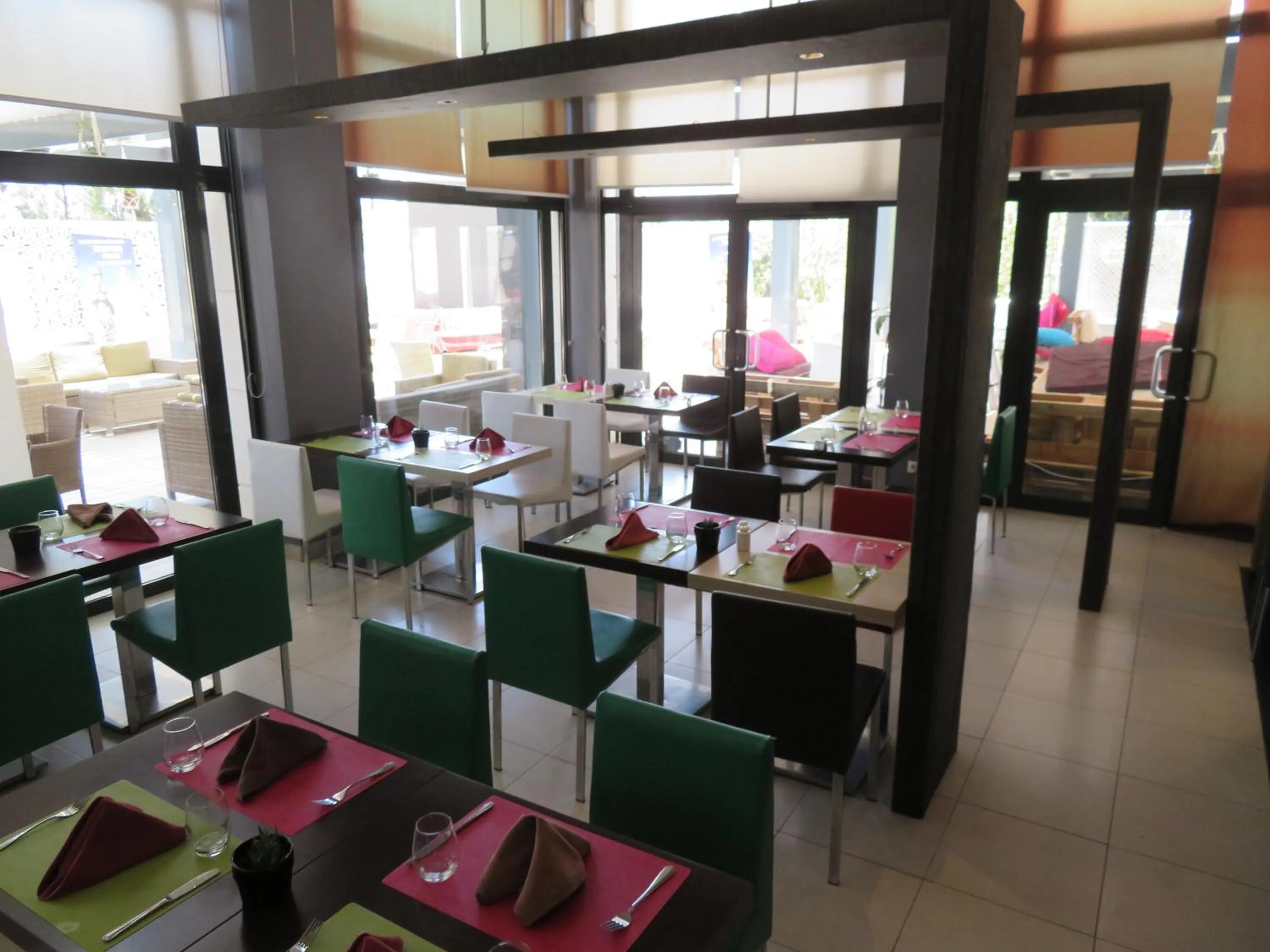 Restaurant/places to eat in ibis Oran les Falaises