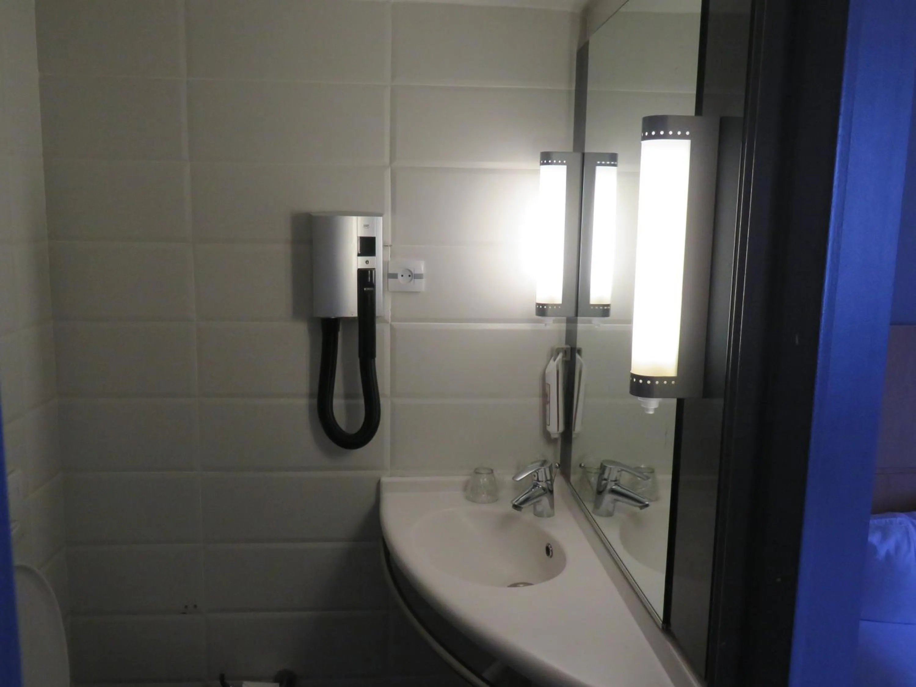 Bathroom in ibis Oran les Falaises