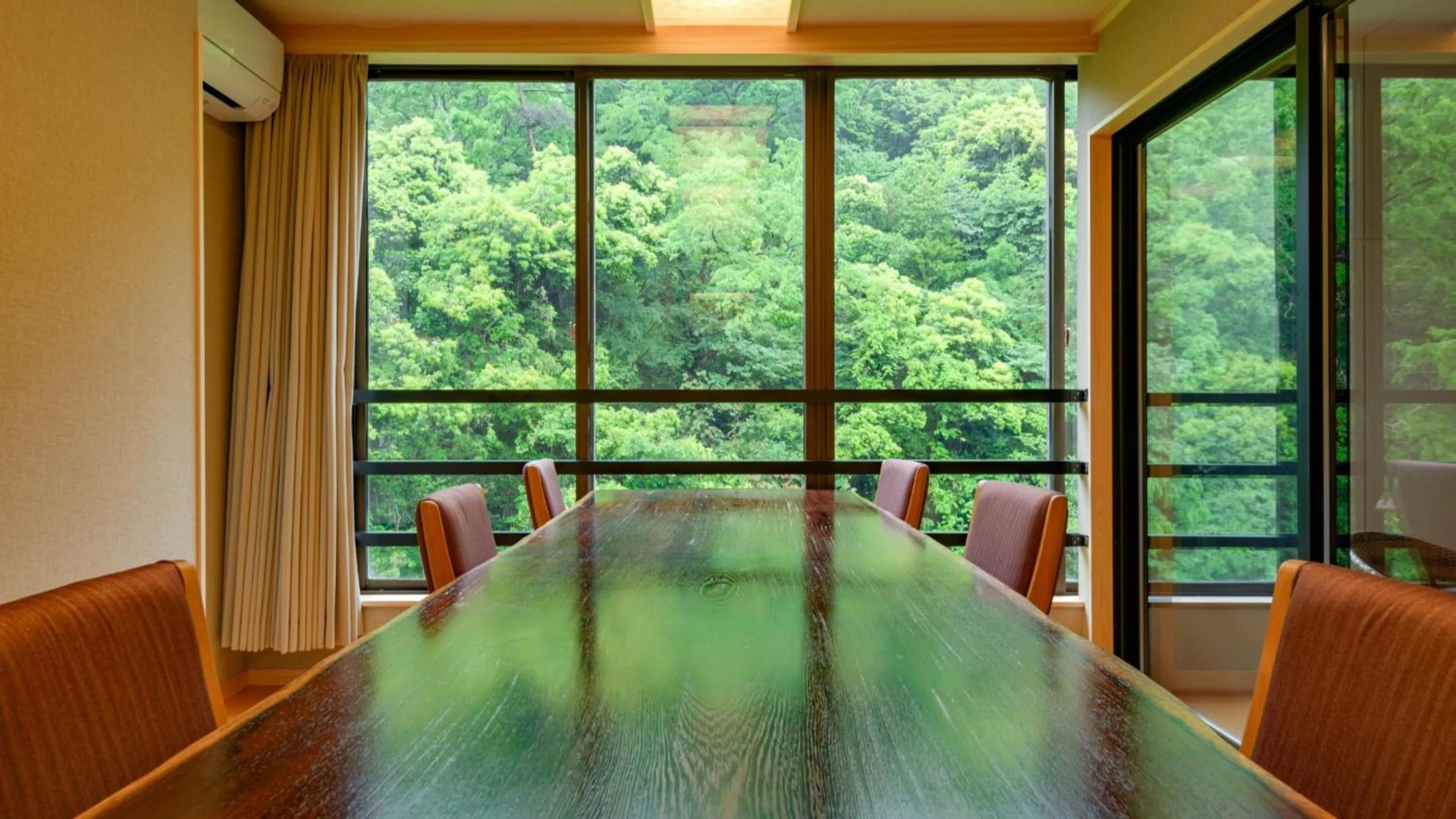 Dining area in Shirasagiyu Tawaraya
