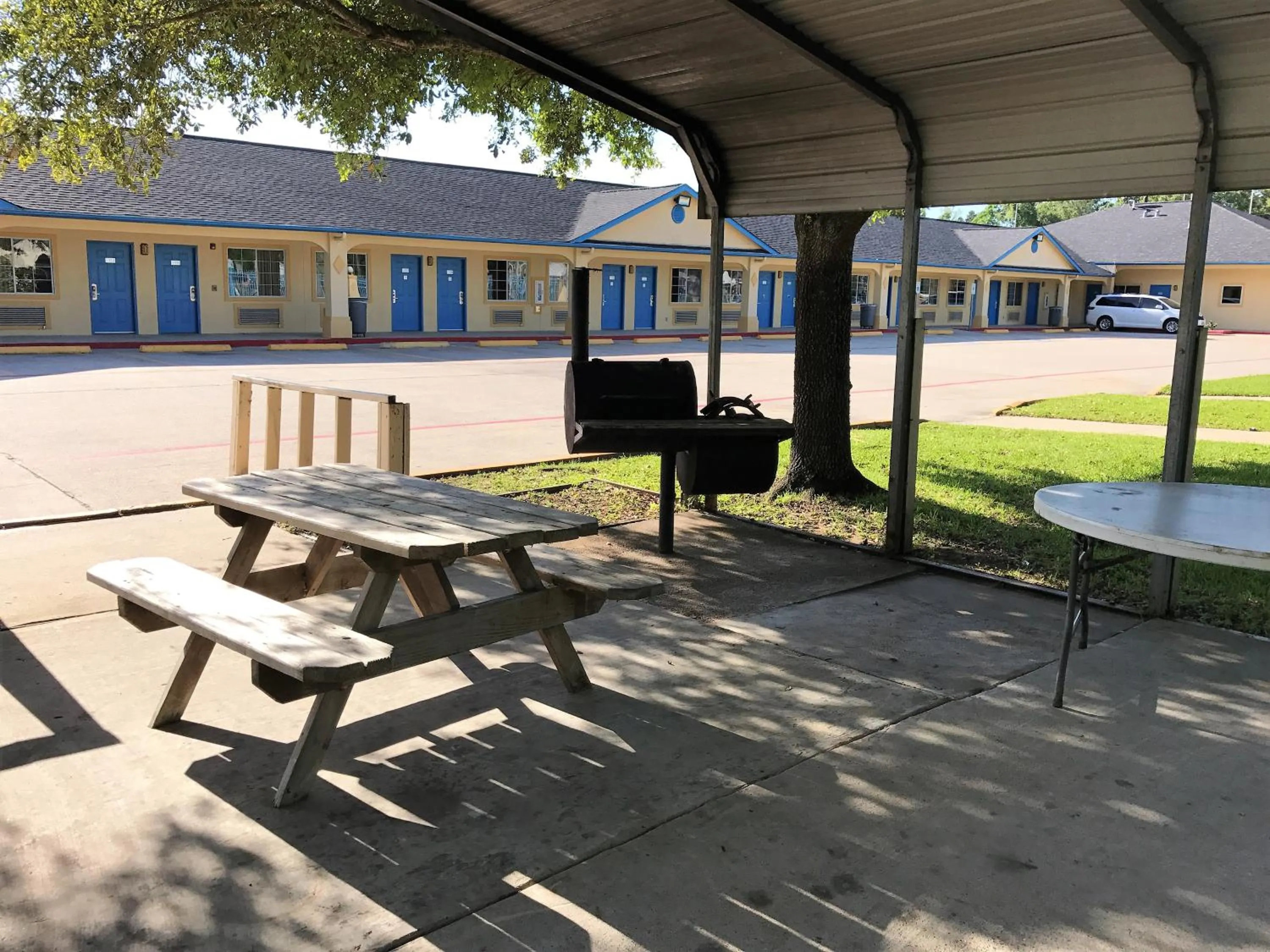 BBQ facilities in Luxury Inn Liberty