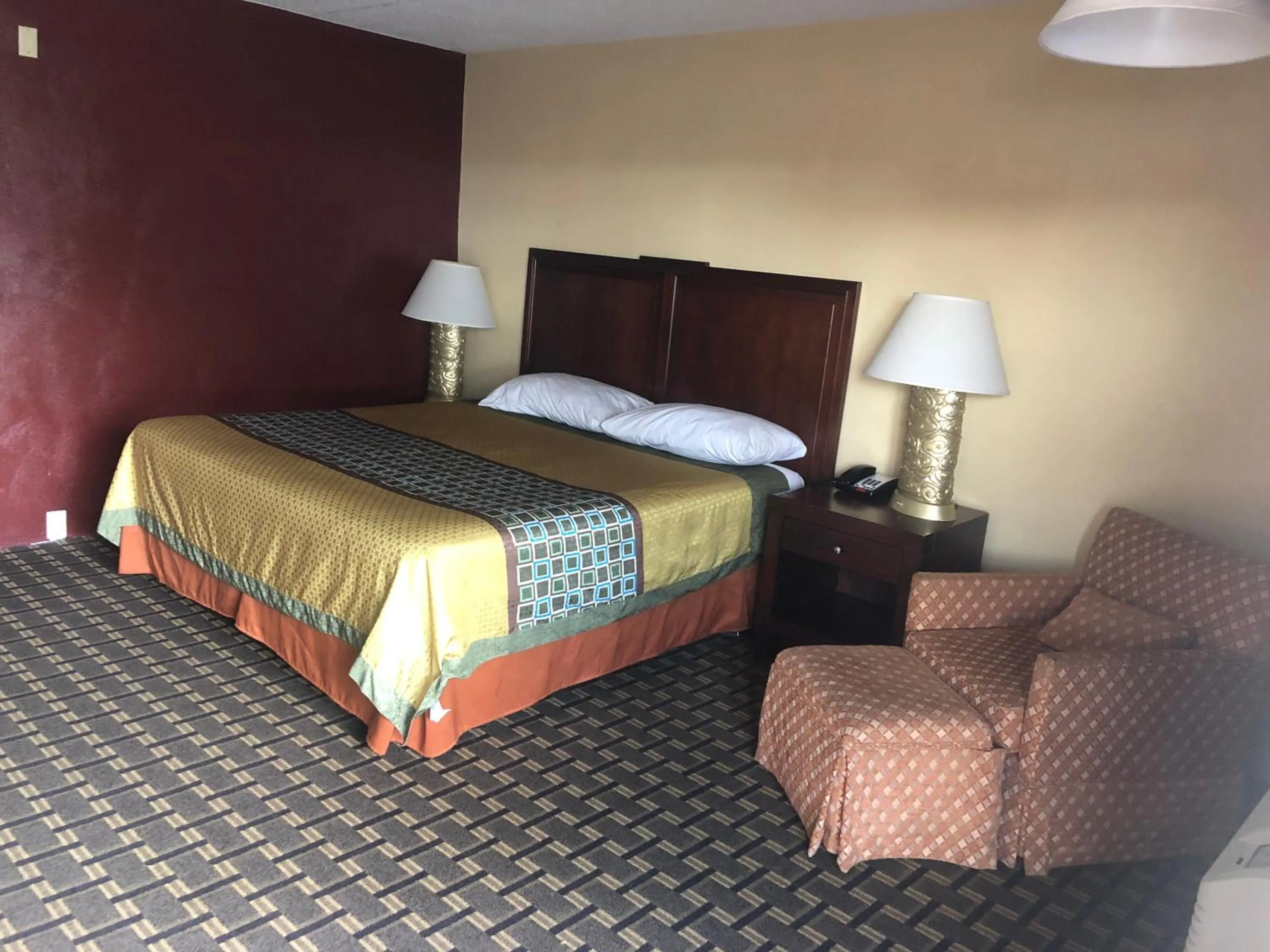 Bed in Budget Inn Motel