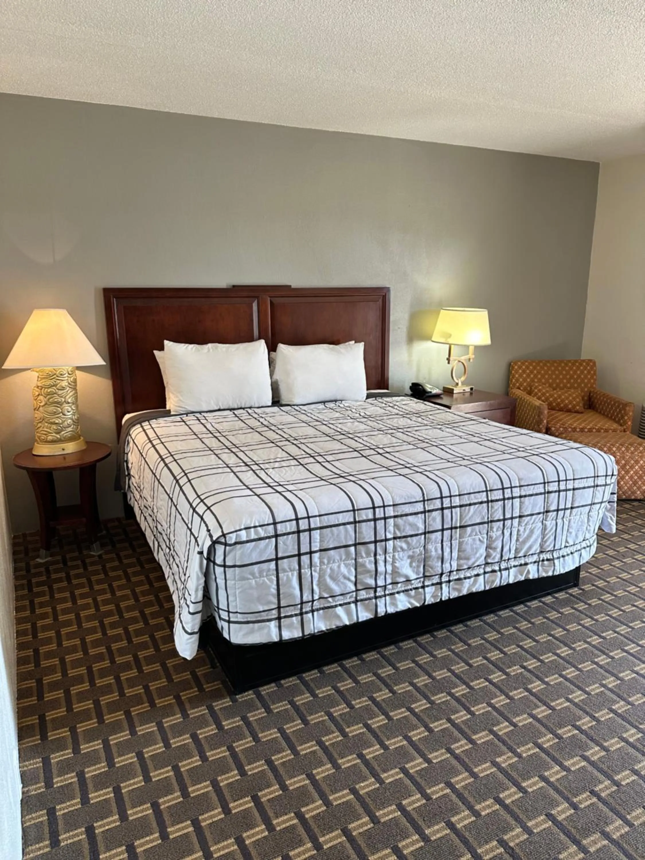 Bed in Budget Inn Motel