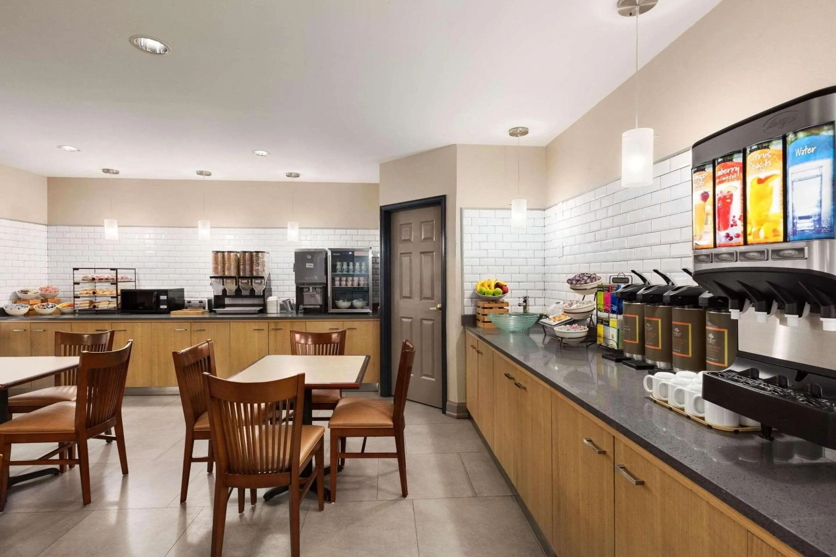 Breakfast in Country Inn & Suites by Radisson, Dalton, GA