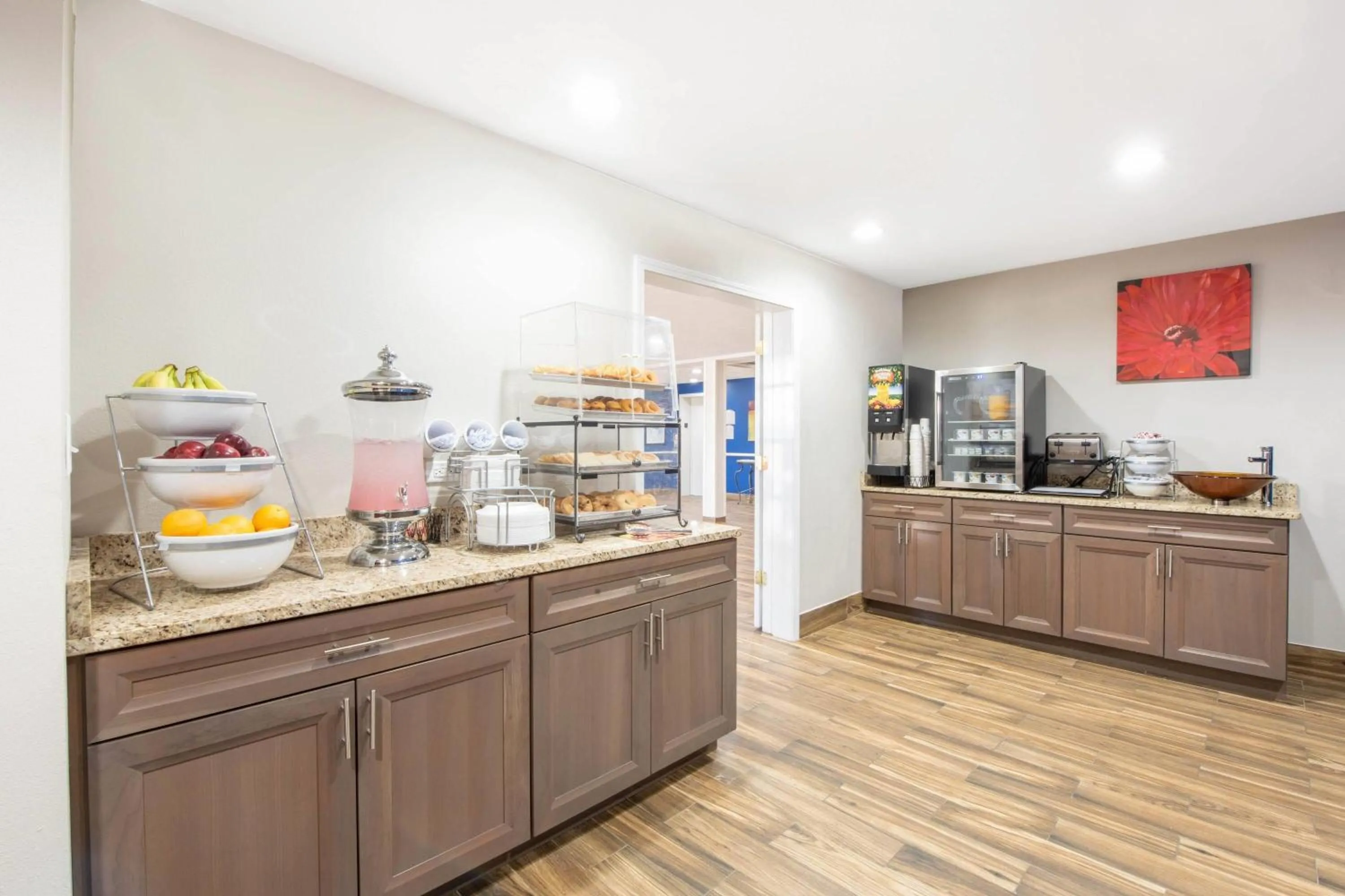 Breakfast in Microtel Inn & Suites by Wyndham Springfield