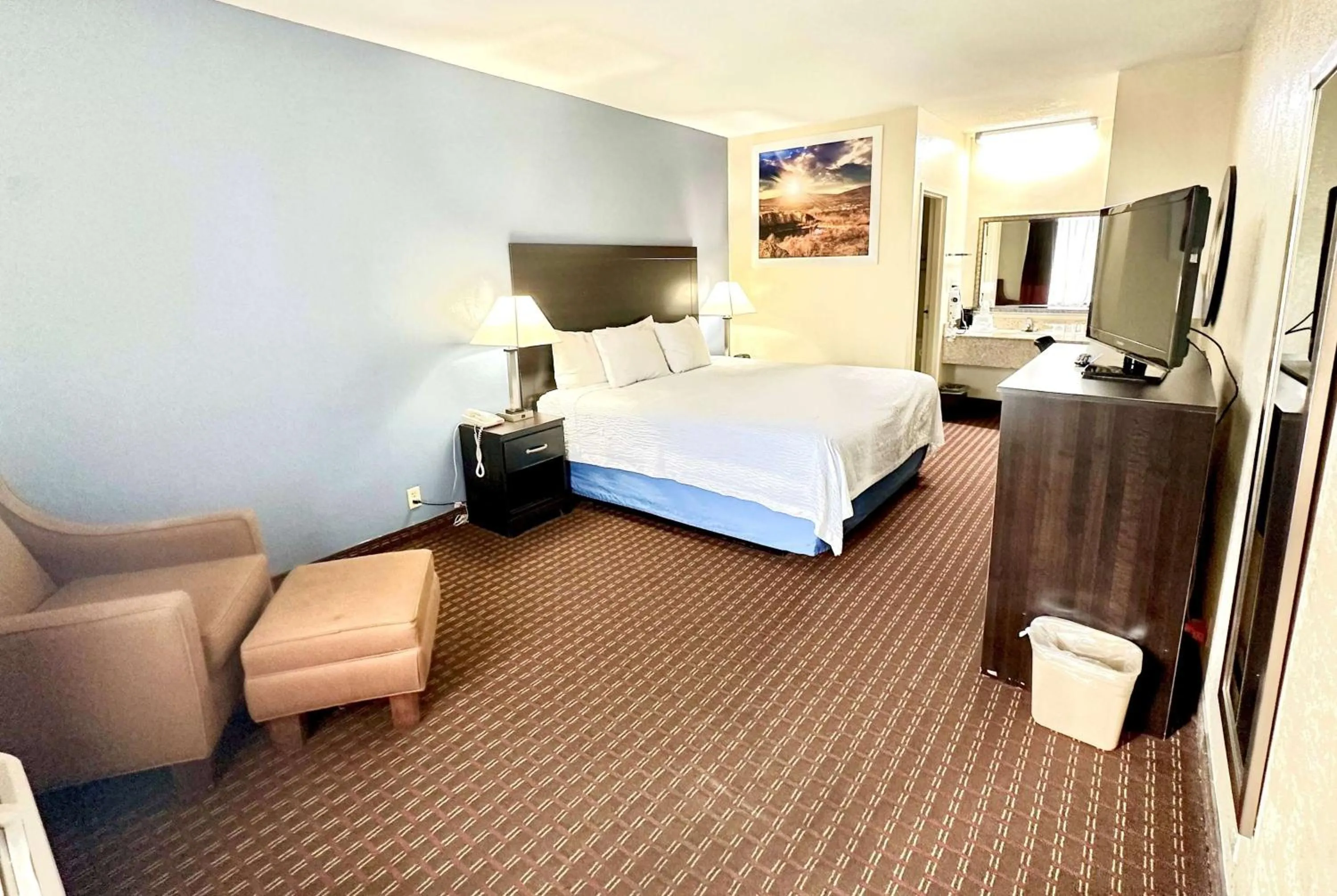 Photo of the whole room, Bed in Days Inn by Wyndham Easley West Of Greenville/Clemson Area