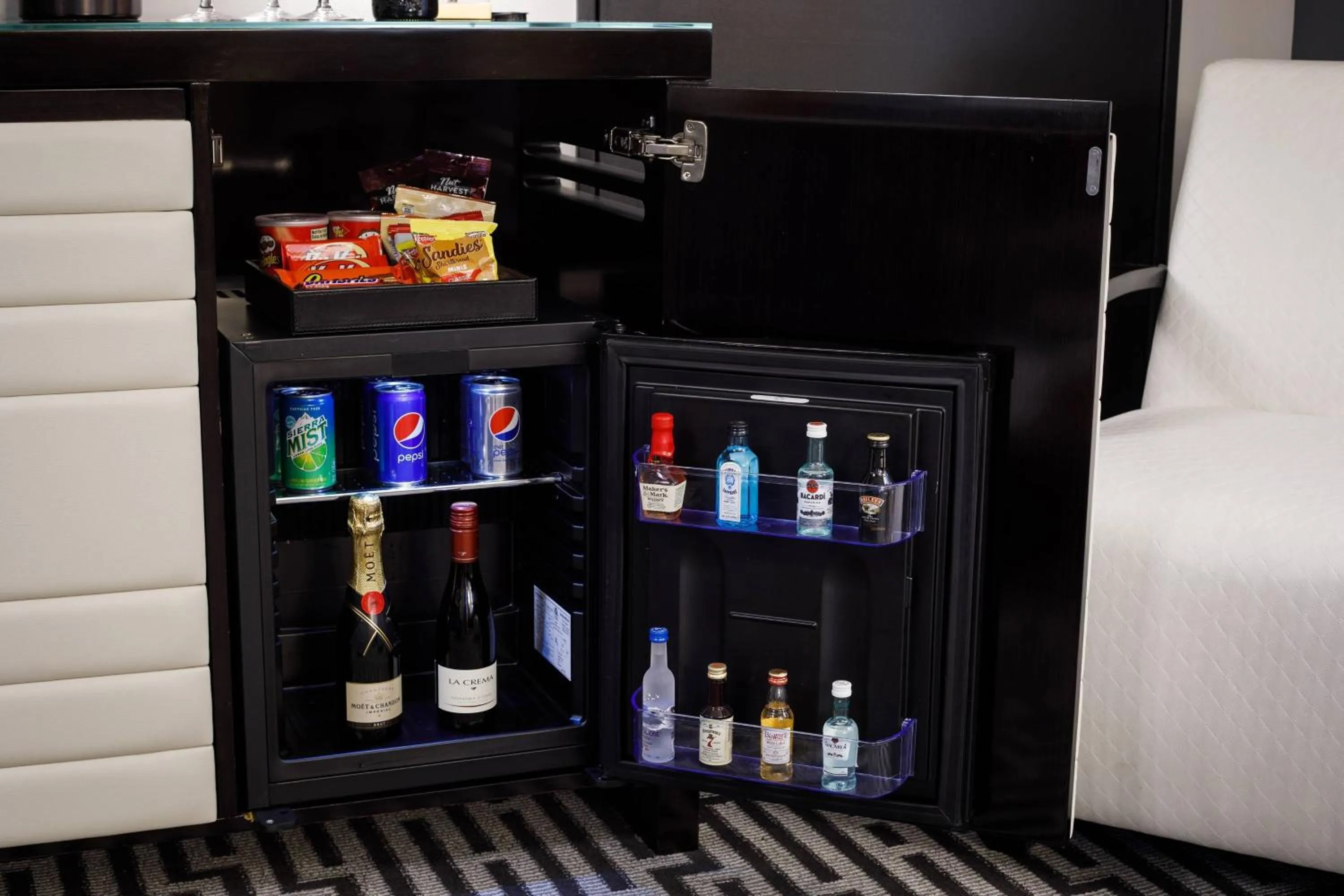 Lounge or bar in Hotel Metro, Autograph Collection