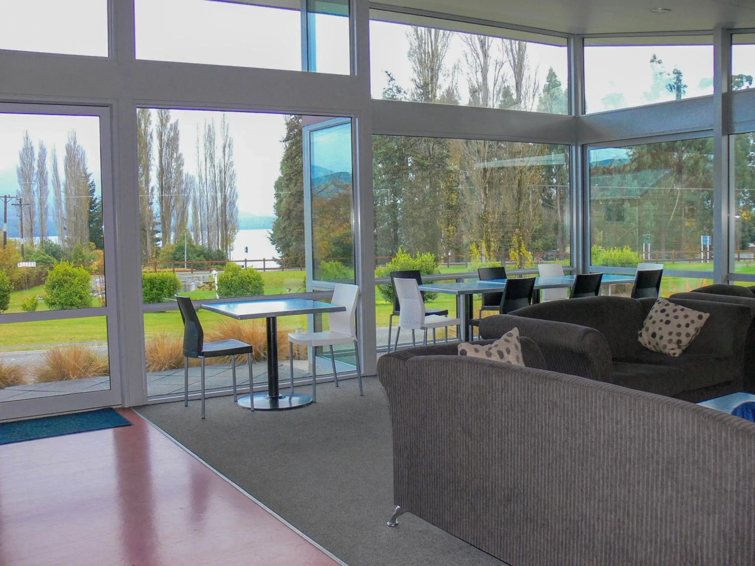 Seating area in Te Anau Lakeview Holiday Park & Motels Seating area in Te Anau Lakeview Holiday Park & Motels