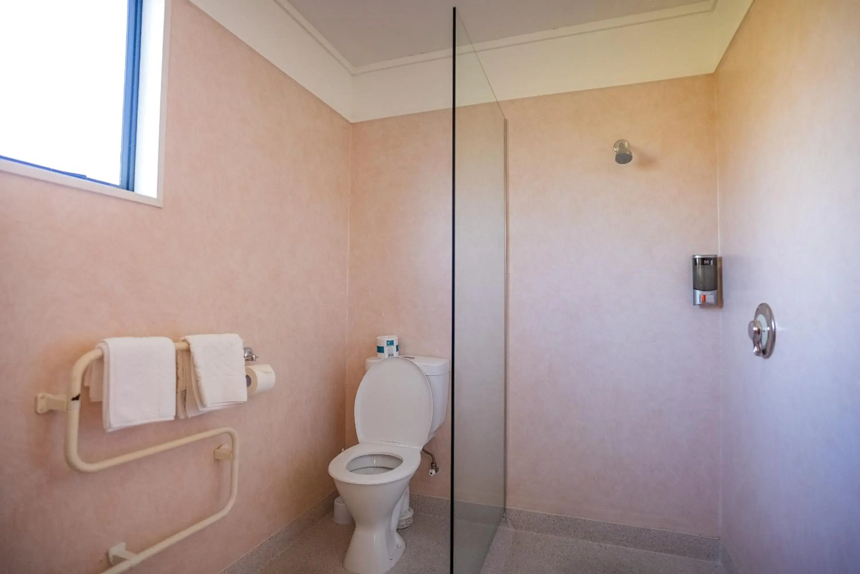Bathroom in Te Anau Lakeview Holiday Park & Motels Bathroom in Te Anau Lakeview Holiday Park & Motels
