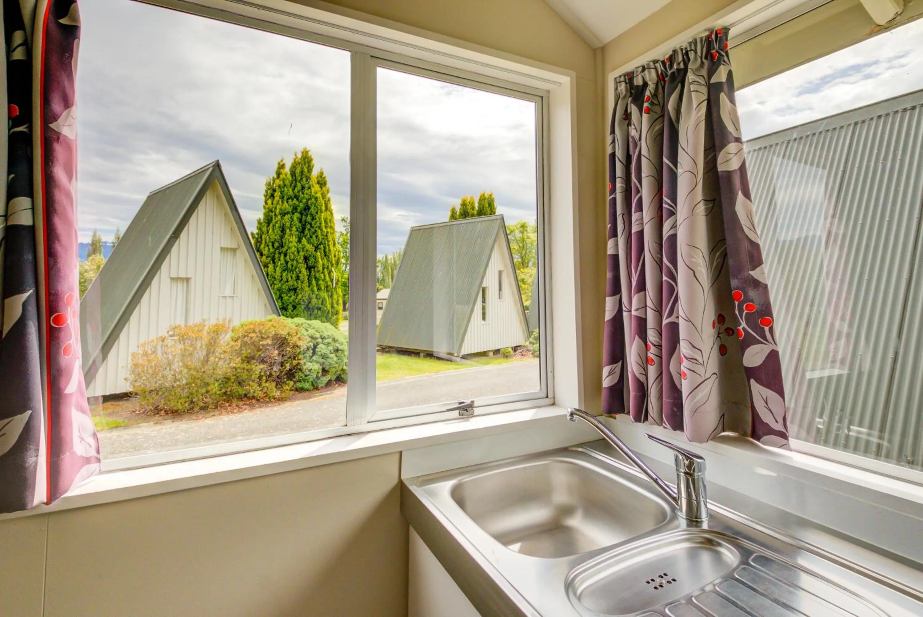 Kitchen or kitchenette in Te Anau Lakeview Holiday Park & Motels
