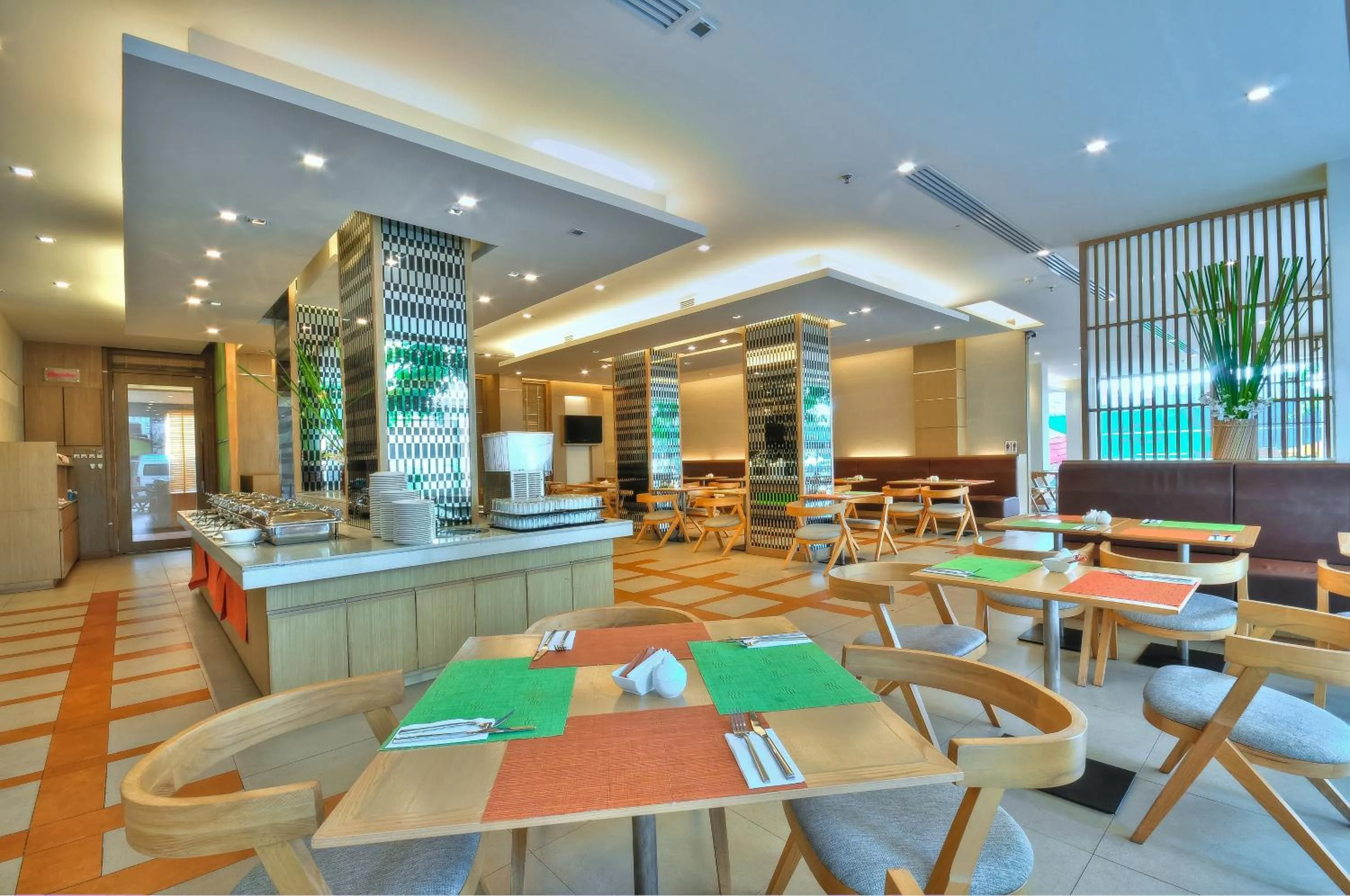 Restaurant/places to eat in ASHLEE Plaza Patong Hotel & Spa