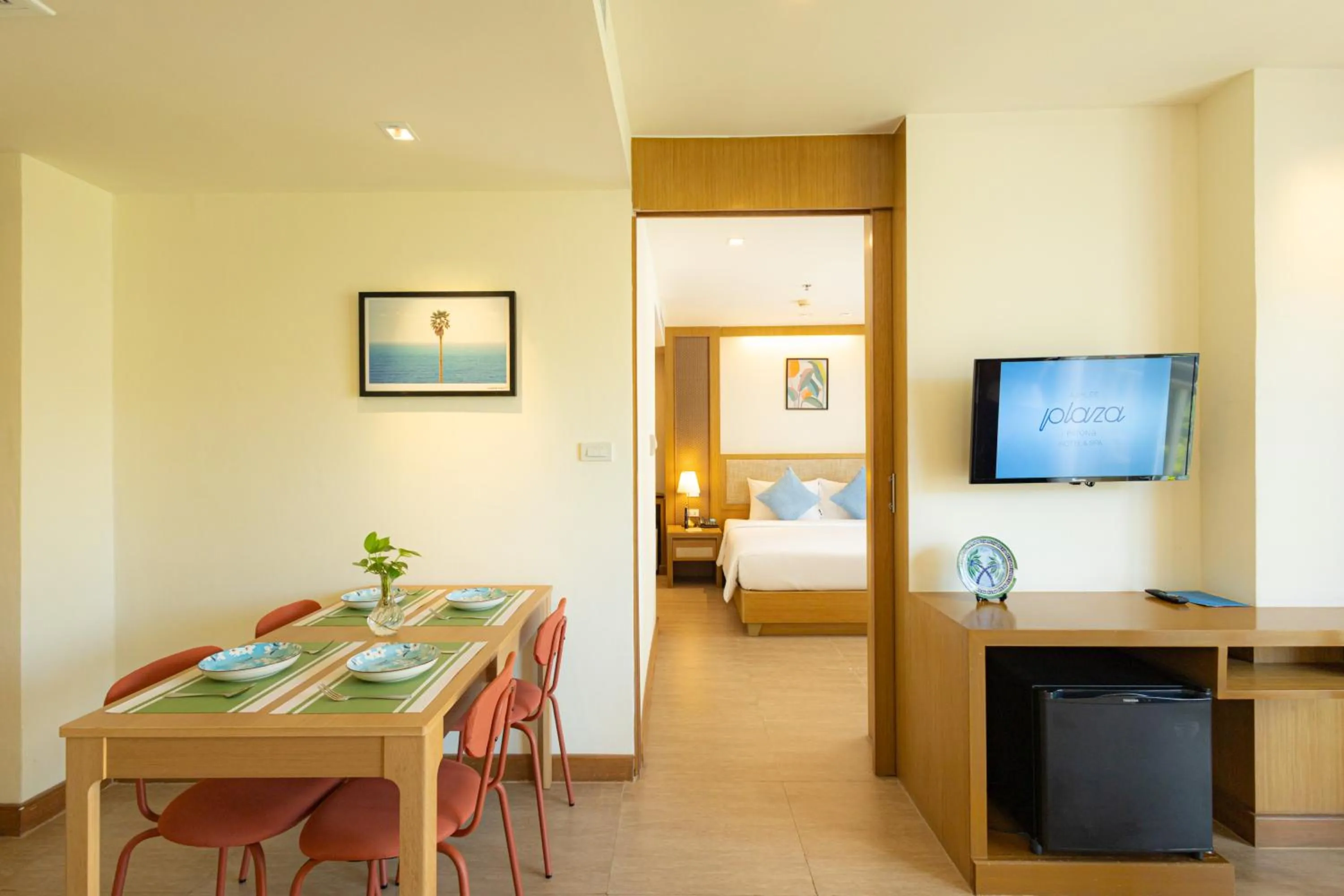 Living room, Bed in ASHLEE Plaza Patong Hotel & Spa