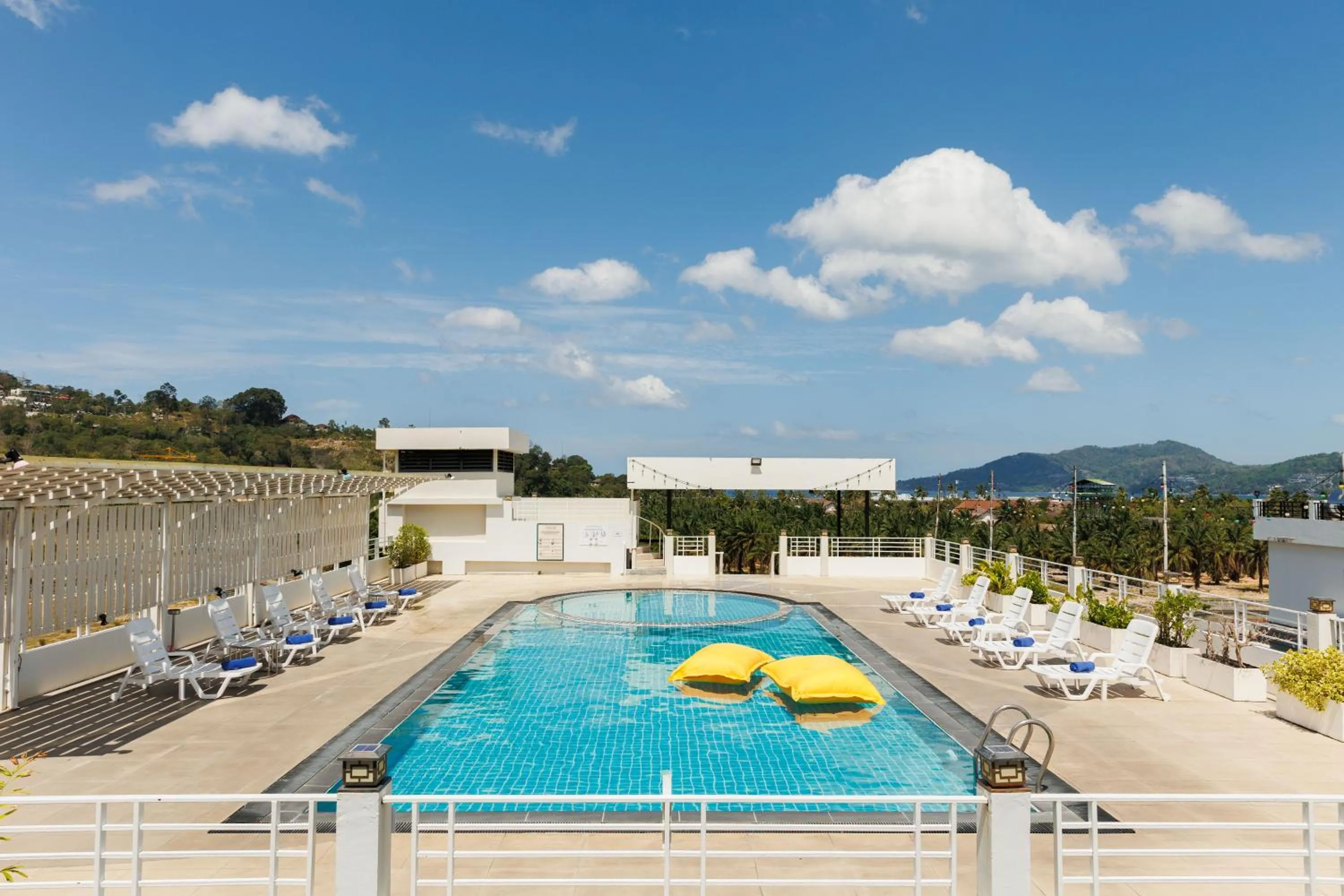 Swimming pool in ASHLEE Plaza Patong Hotel & Spa