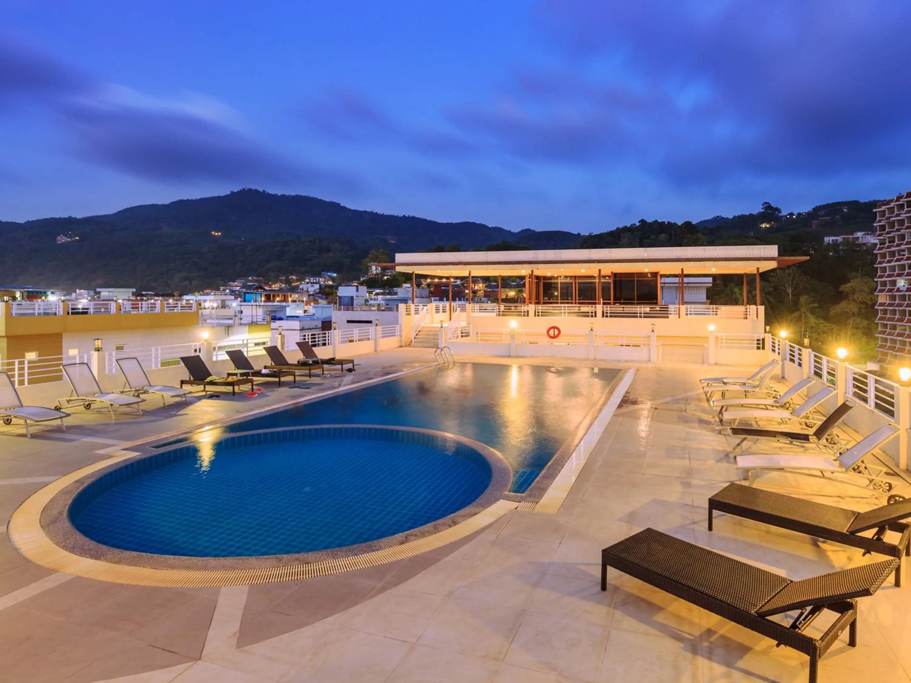 Swimming pool in ASHLEE Plaza Patong Hotel & Spa