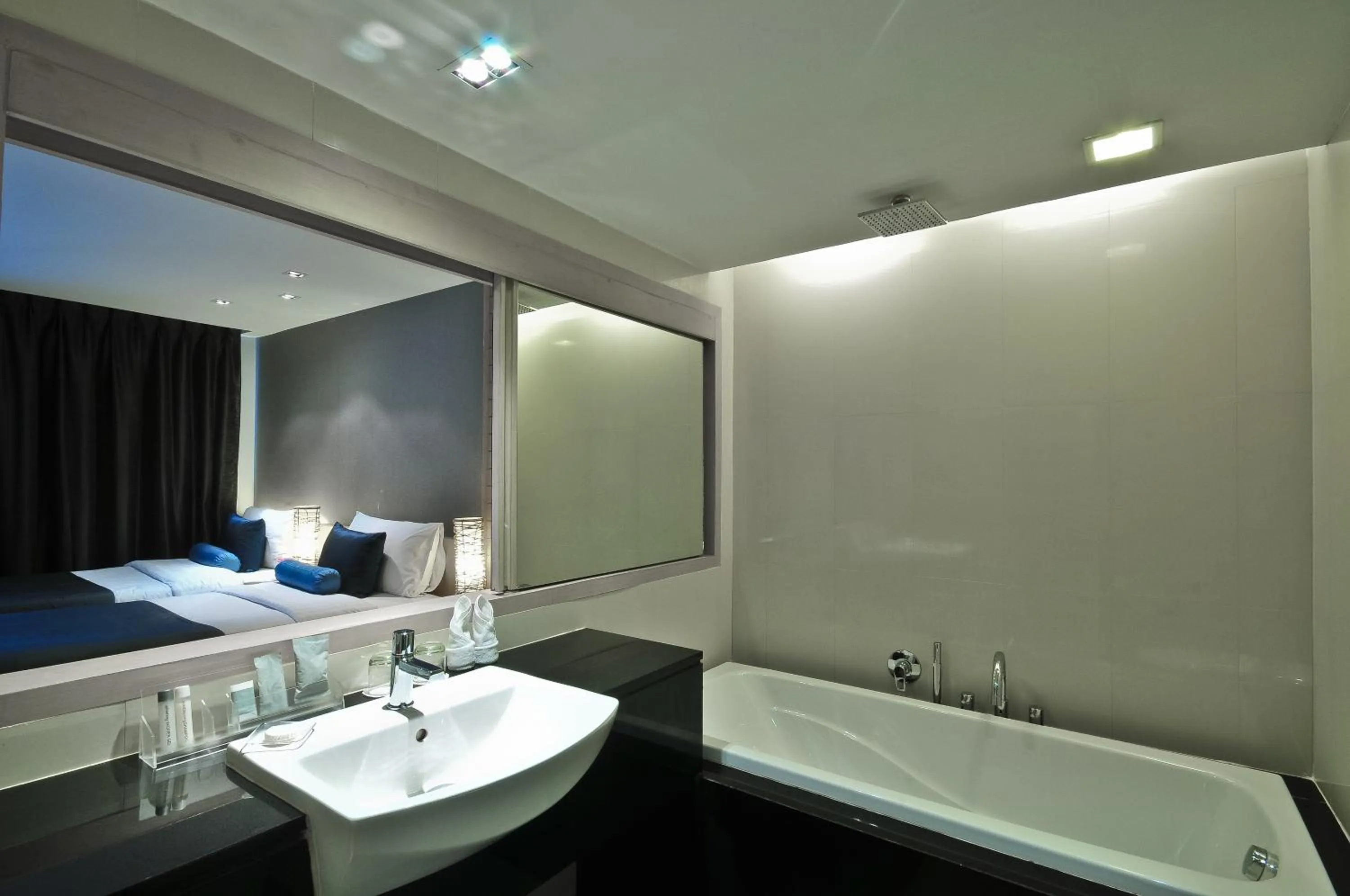 Bathroom, Bed in ASHLEE Heights Hotel Patong