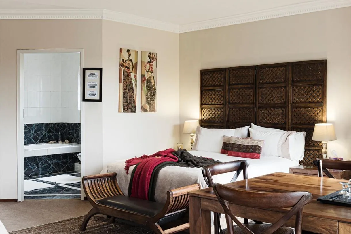 Photo of the whole room, Bed in Glenda's Guest Suites