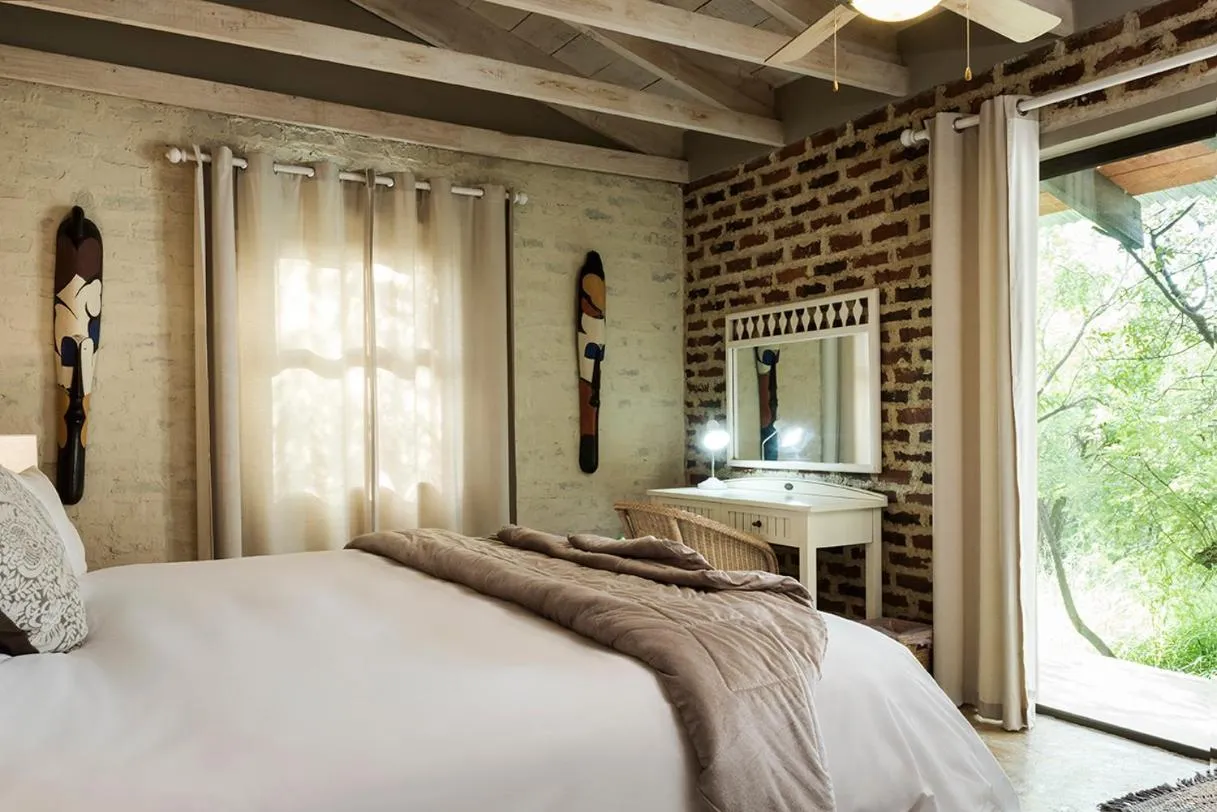 Bedroom, Bed in Glenda's Guest Suites