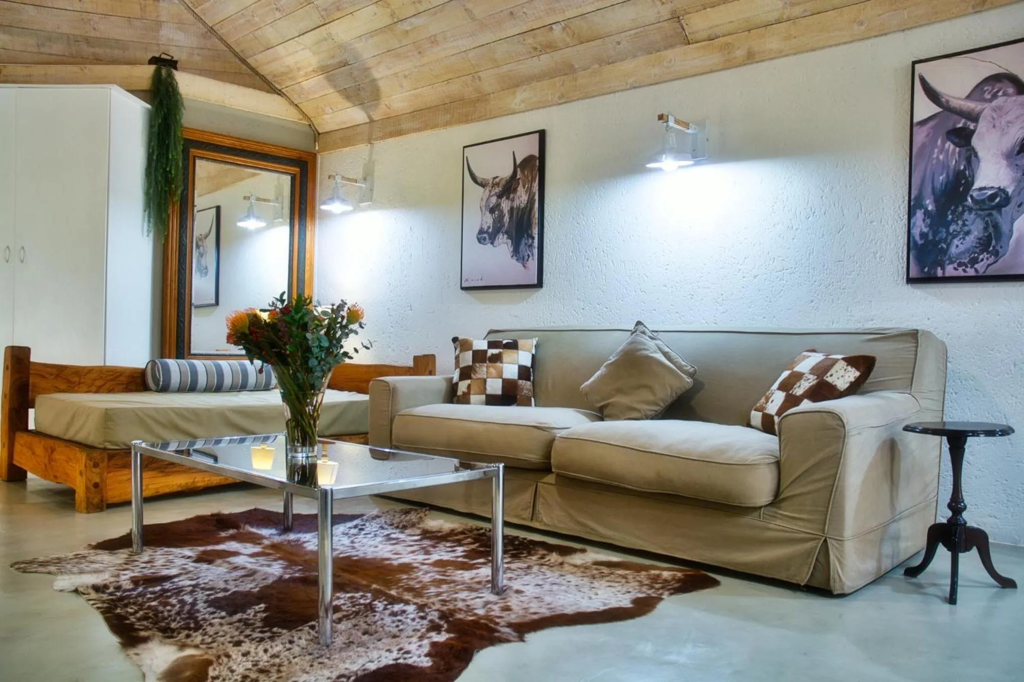 Seating area, Bed in Glenda's Guest Suites