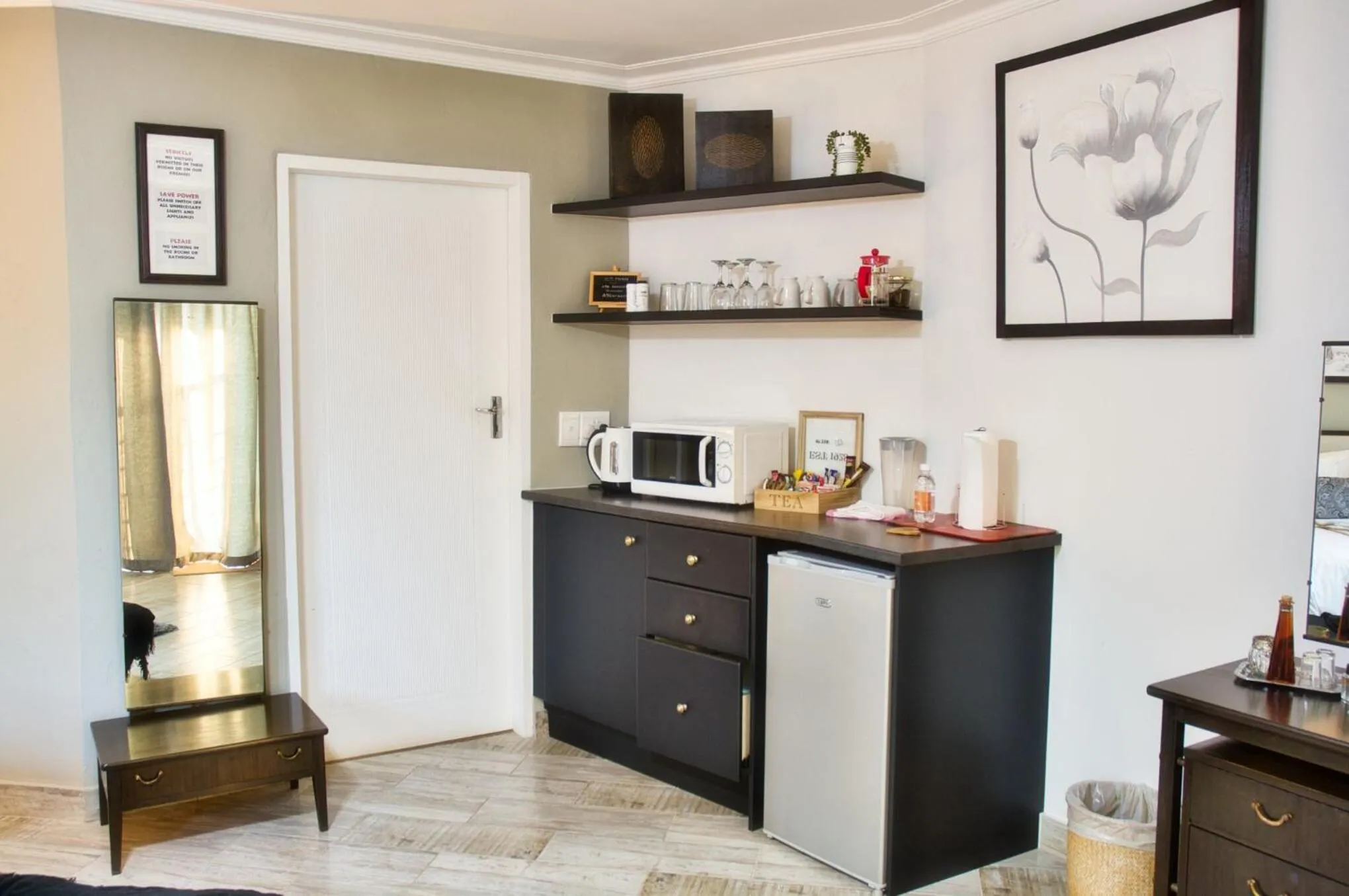 Kitchen or kitchenette in Glenda's Guest Suites