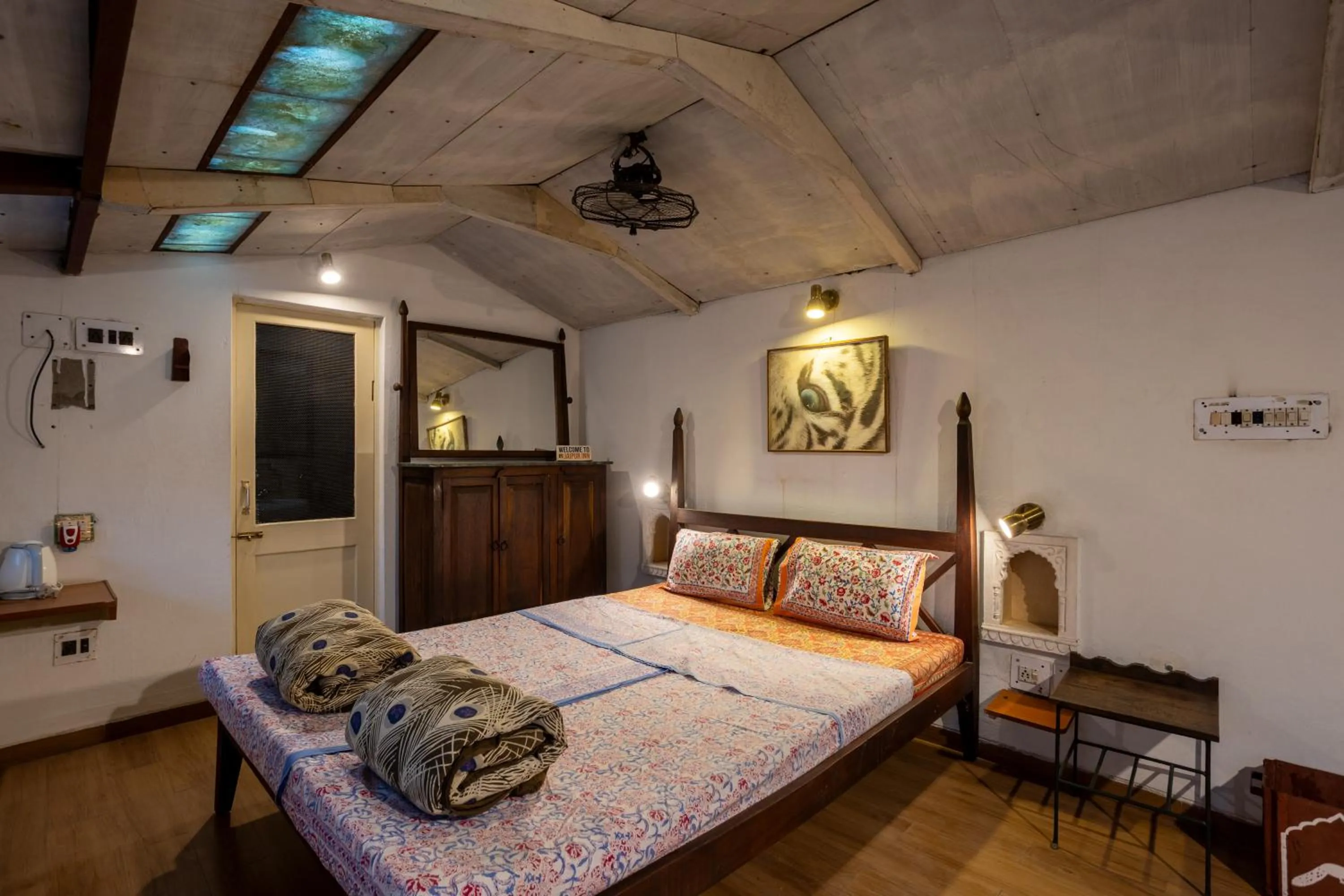 Photo of the whole room, Bed in Jaipur Inn