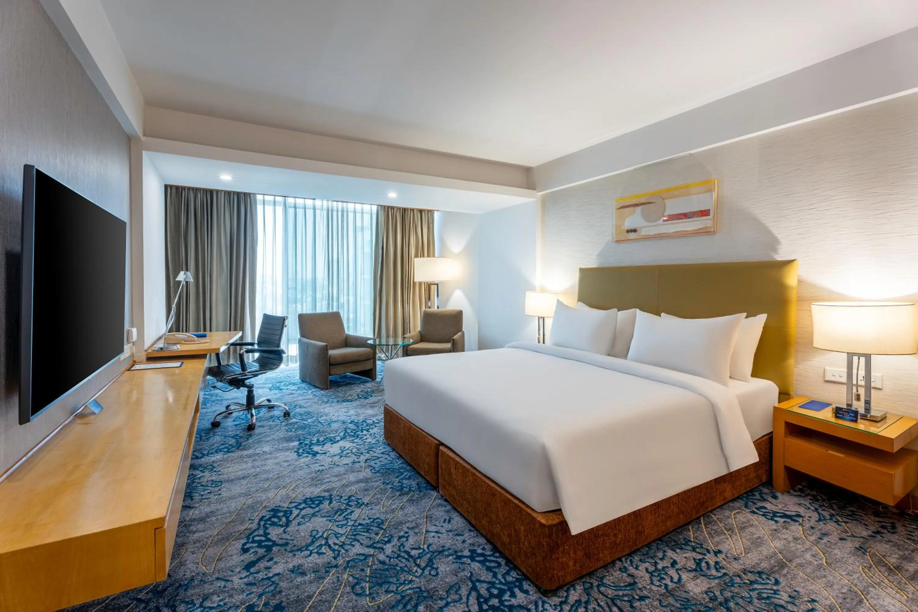 Living room, Bed in Radisson Blu Hotel Pune Kharadi