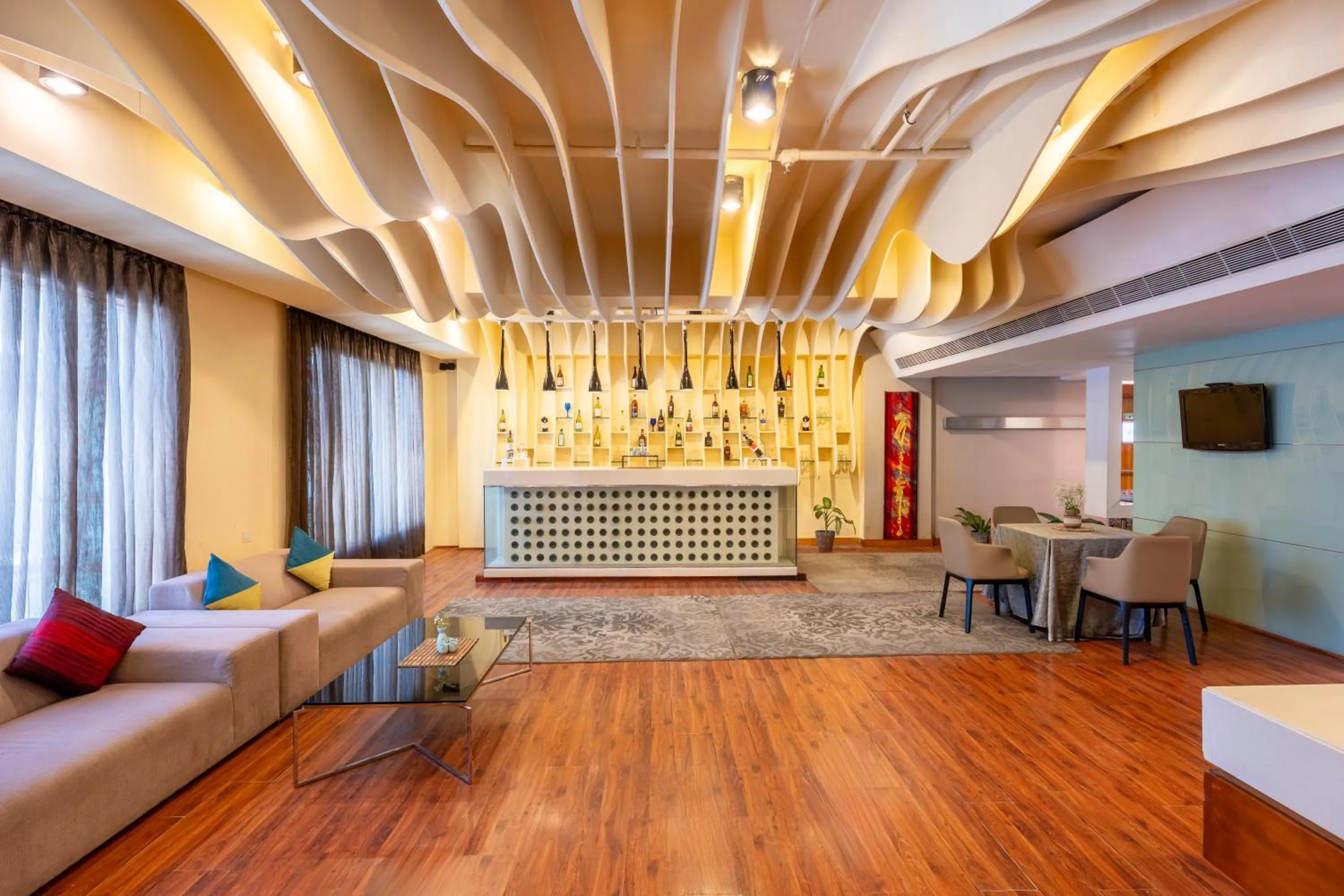 Communal lounge/ TV room in Radisson Blu Hotel Pune Kharadi