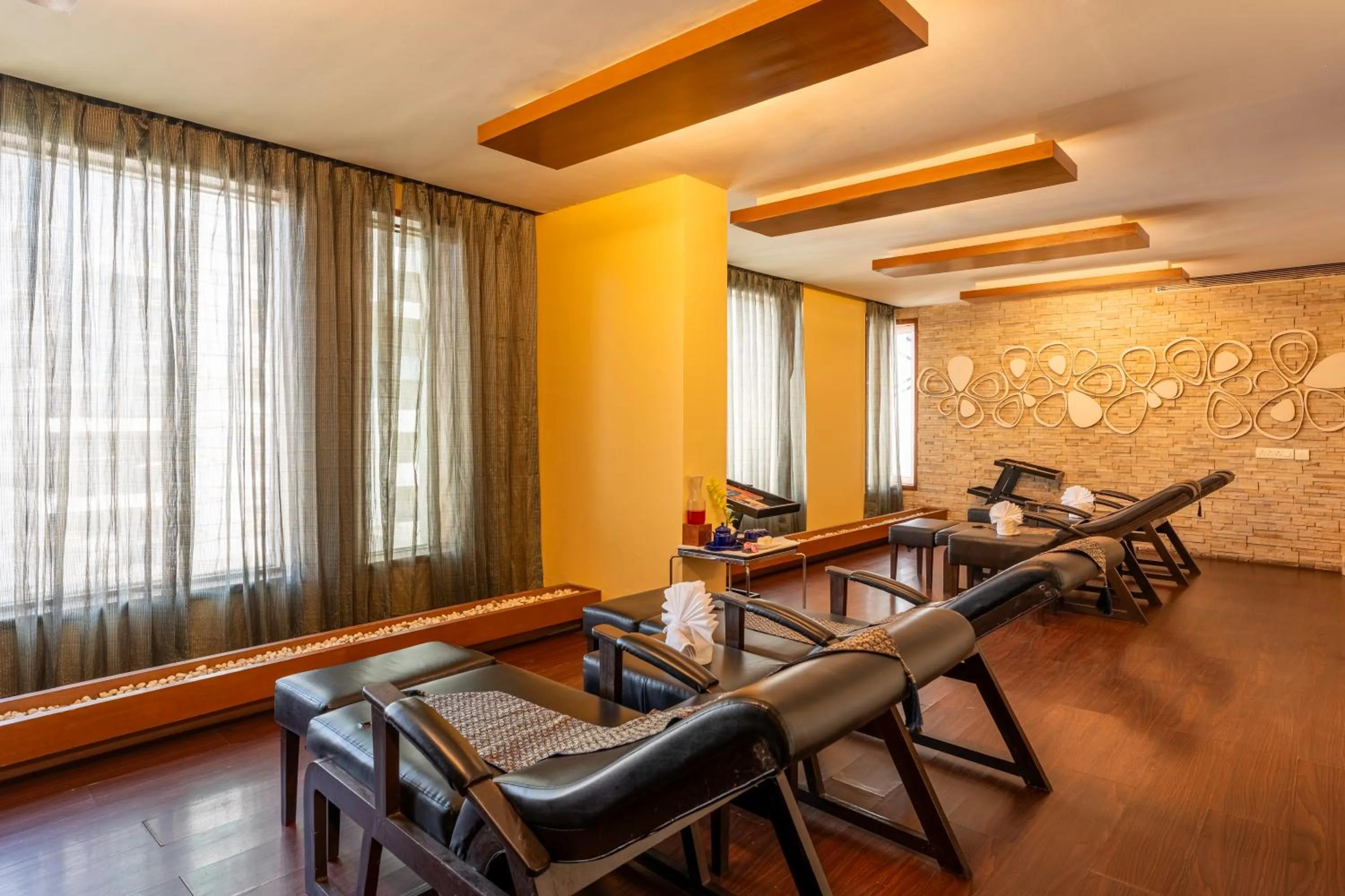 Seating area in Radisson Blu Hotel Pune Kharadi